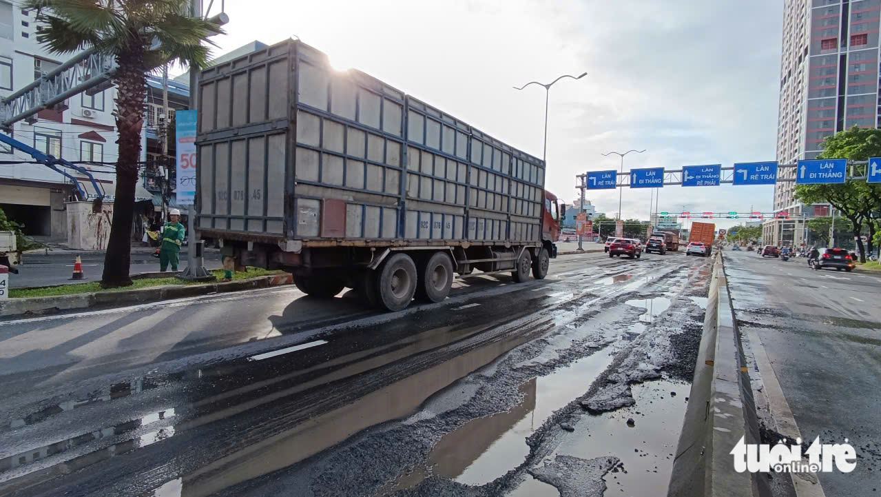 岘港市中心的主干道如同'犁过的田地'