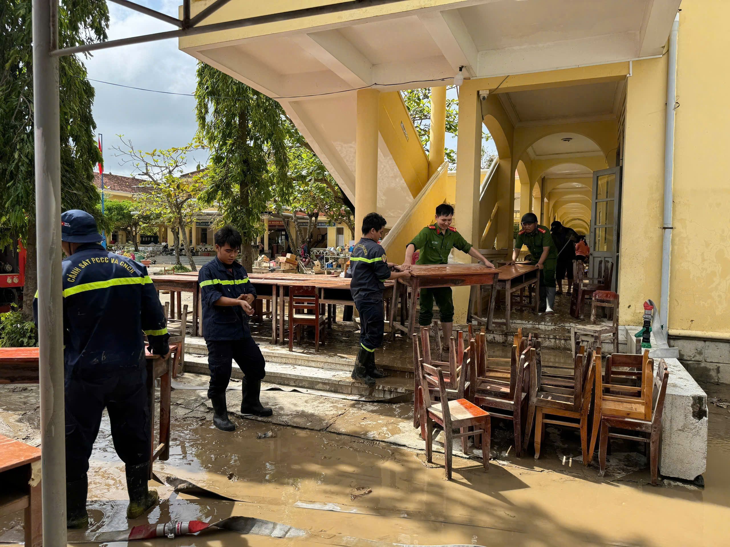 胡志明市公安局派遣500名干部、战士支援多乐、嘉莱、庆和洪水灾区