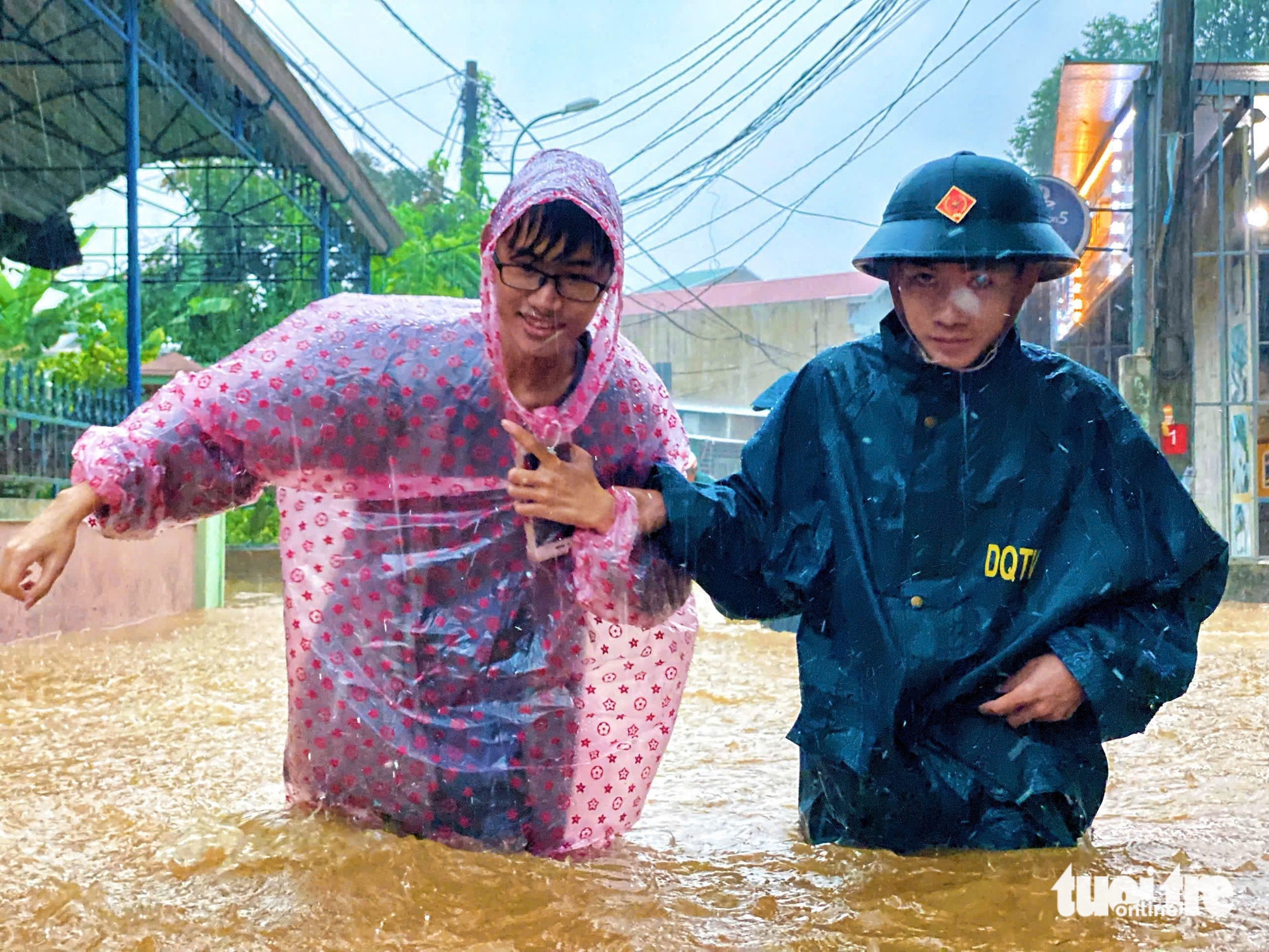 顺化大雨倾盆，许多居民区因Bualoi台风而深陷积水