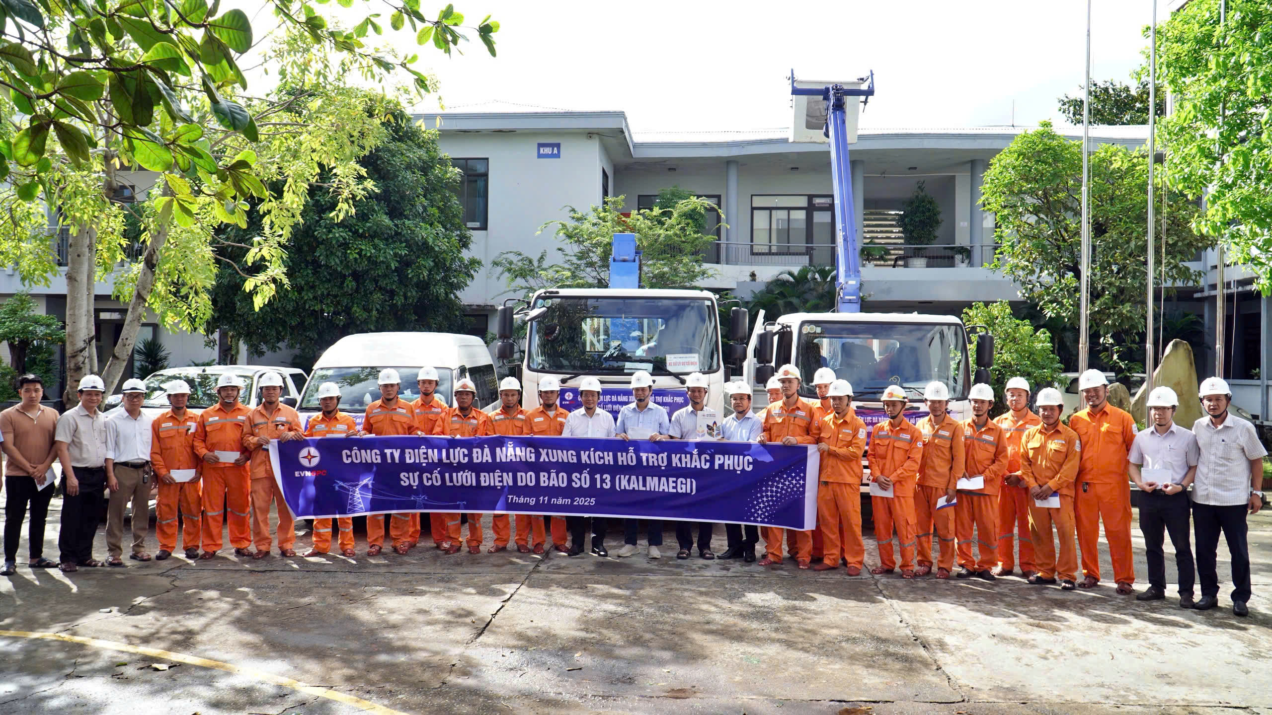 岘港电力和绿化公司支援嘉莱省应对13号台风