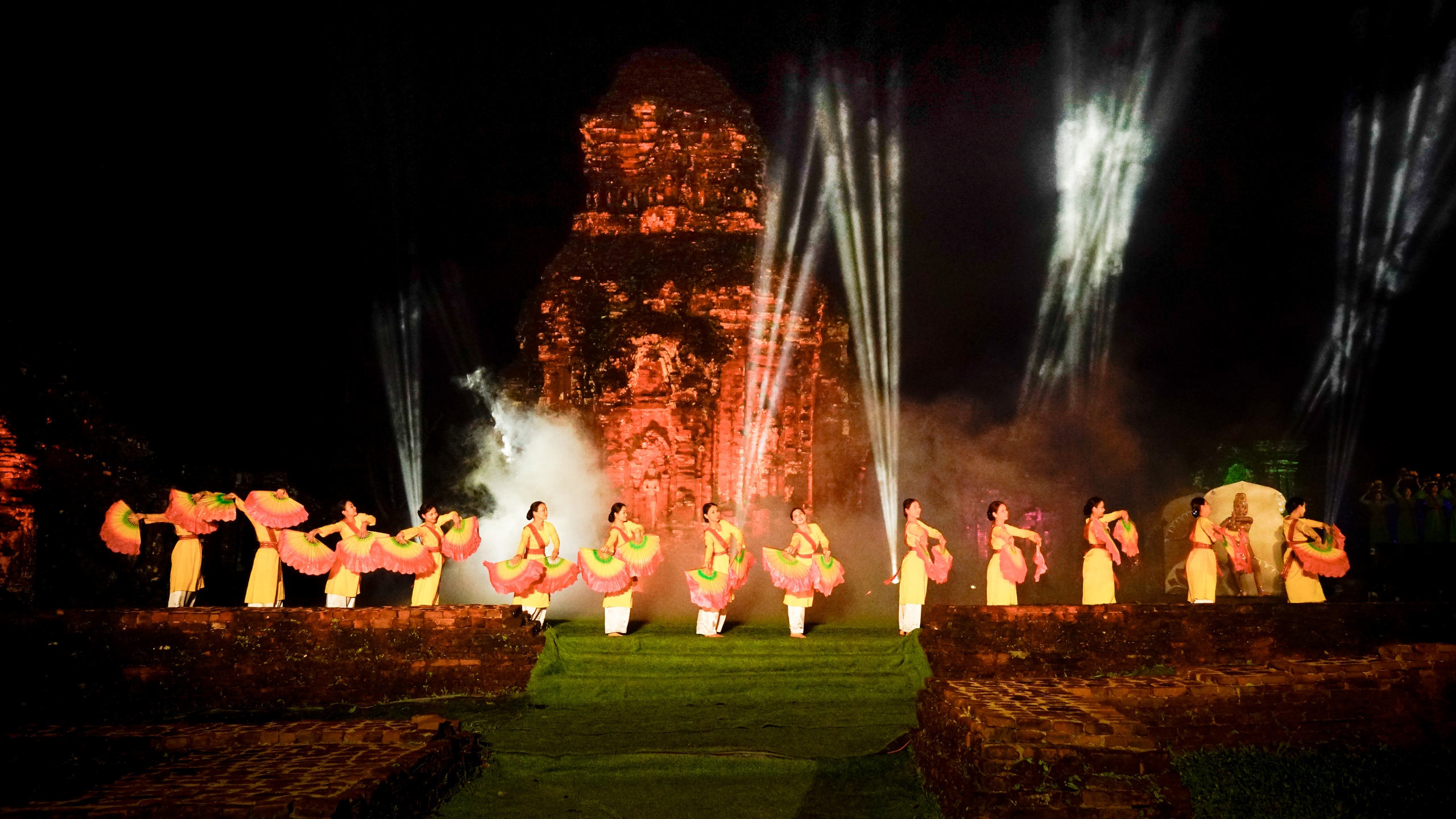 令人目不暇接的《传奇美山之夜》表演在千年古塔空间中上演