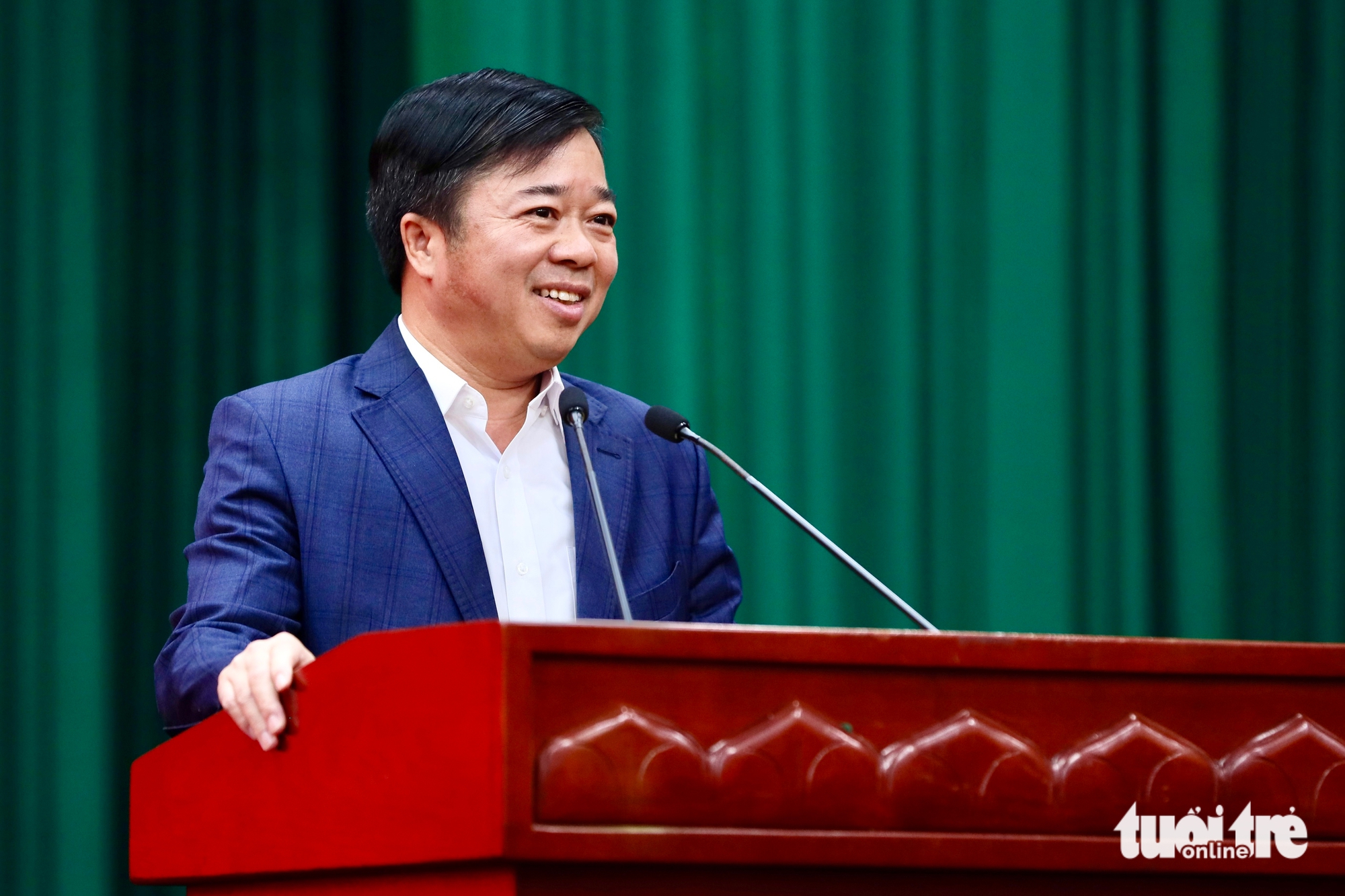 胡志明市宣传与新闻代表团探望并赠送礼物给受台风洪水影响的太原省居民