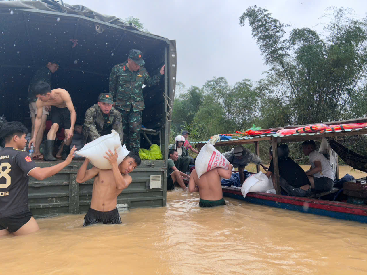 为3000户滑坡地区居民背送粮食补给