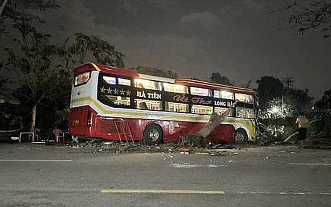 汽车冲入路边喝水青年群，两人死亡