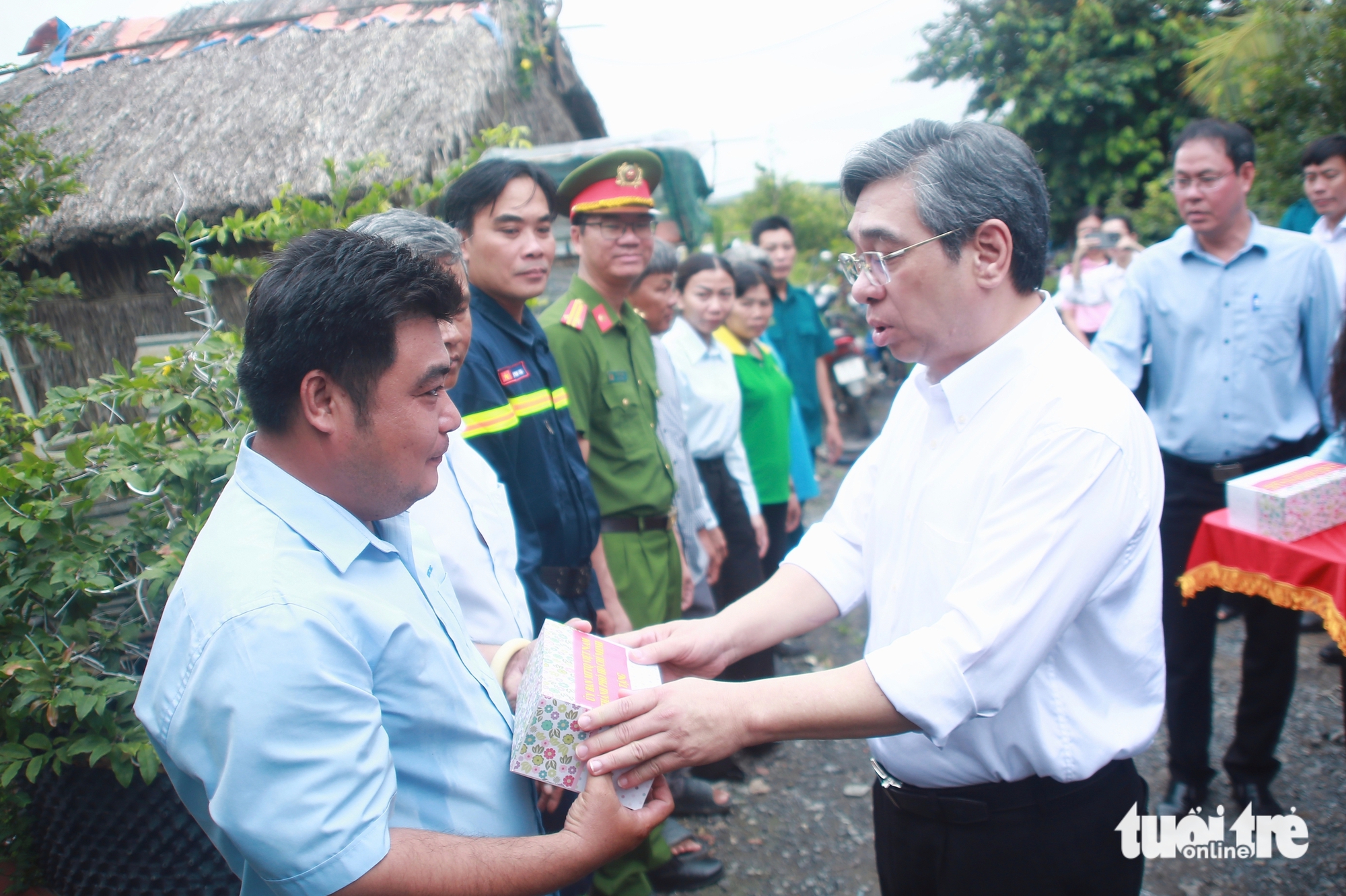 胡志明市市委副书记阮福禄慰问平利村金梅农民