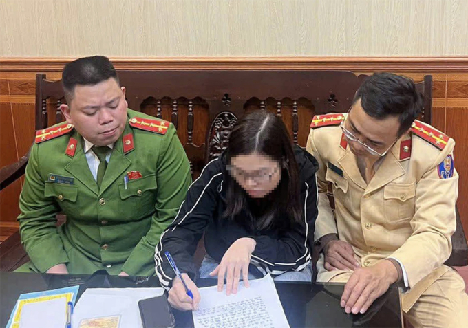 因汽车卡在铁轨上被罚款500万越南盾