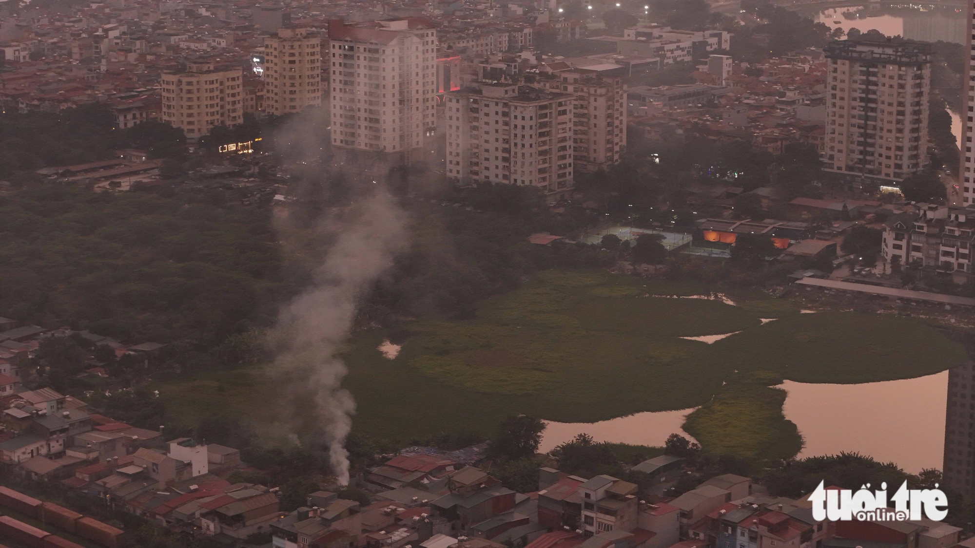 中午时分雾气依然浓密，河内宛如沙巴