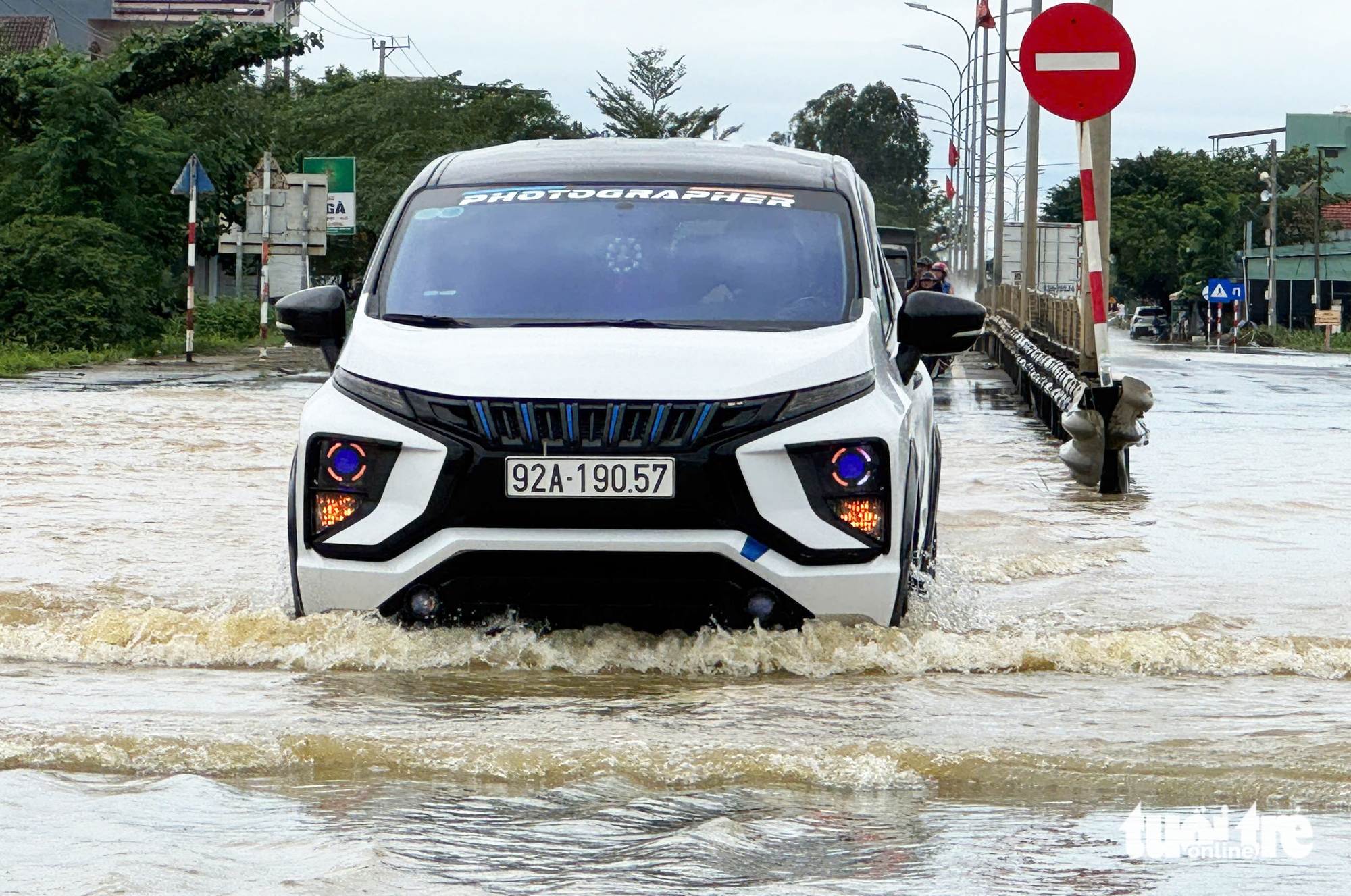 国道1号经过岘港被淹，多个山区乡镇发生山体滑坡，道路中断