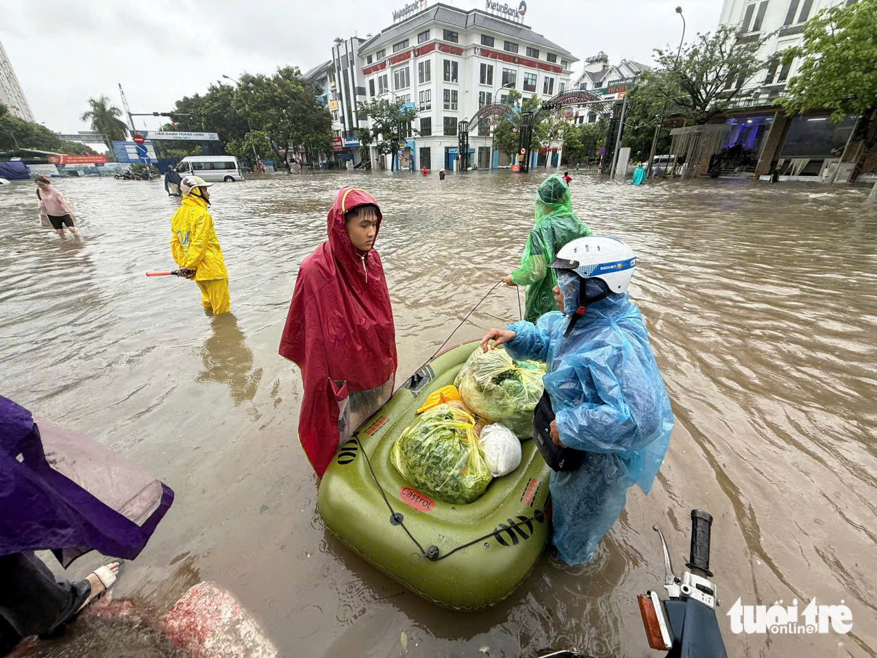 为什么河内多条街道在8月26日早晨被淹没在‘汪洋大海’中？