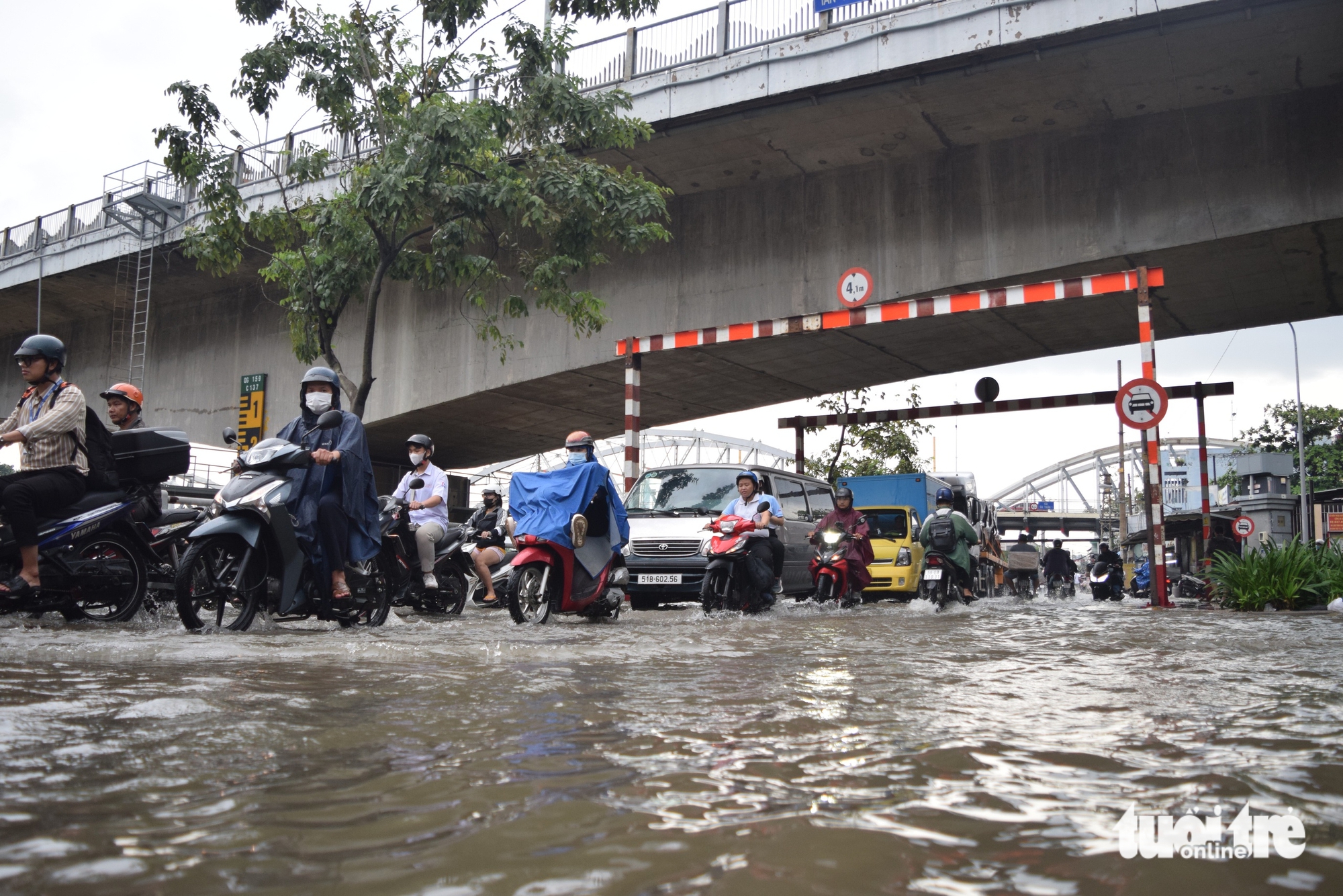 潮汐结合雨水导致内涝，胡志明市市民下班时段涉水而行