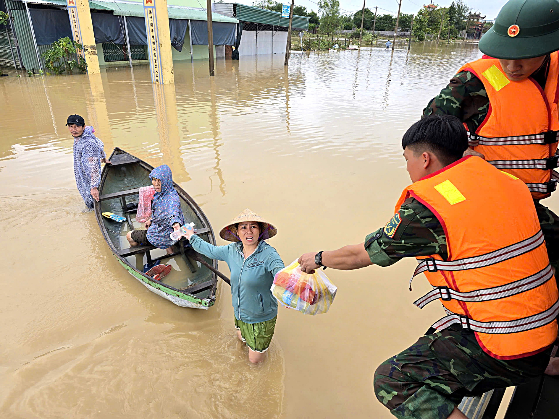 争分夺秒在洪水中救援民众