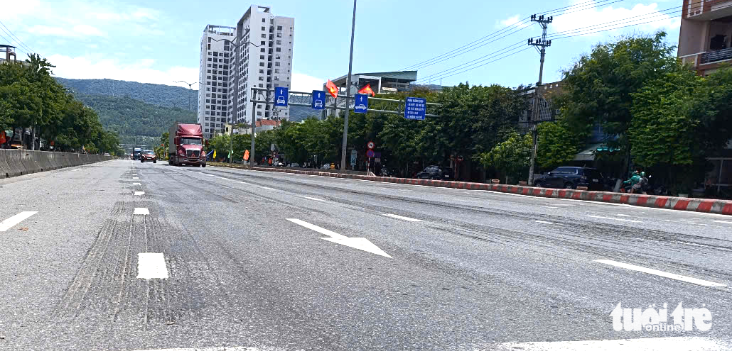 岘港主干道坑洼不平，“牛背”、“沟槽”亟待修复
