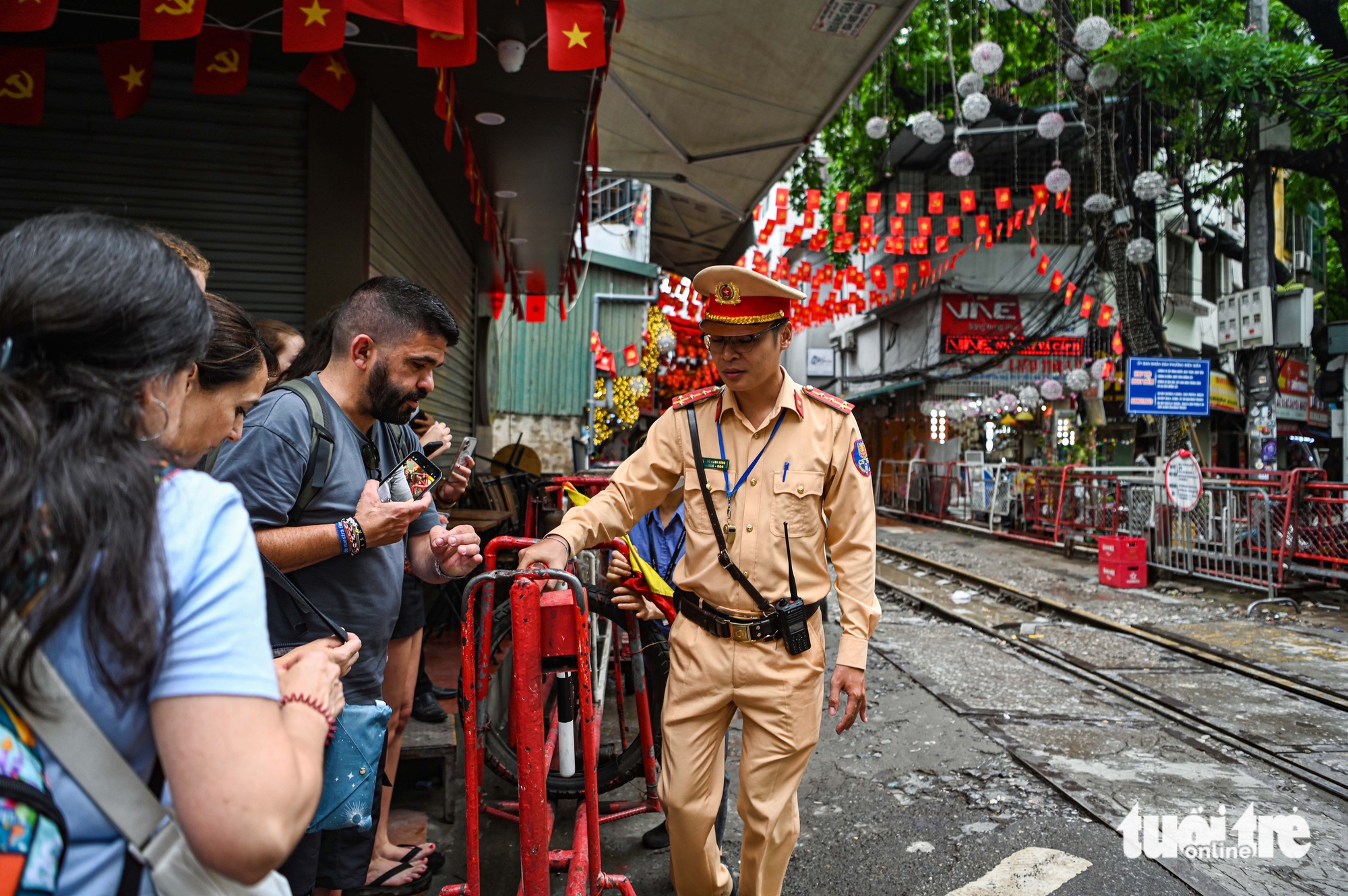 铁路咖啡街现在警察必须驻守