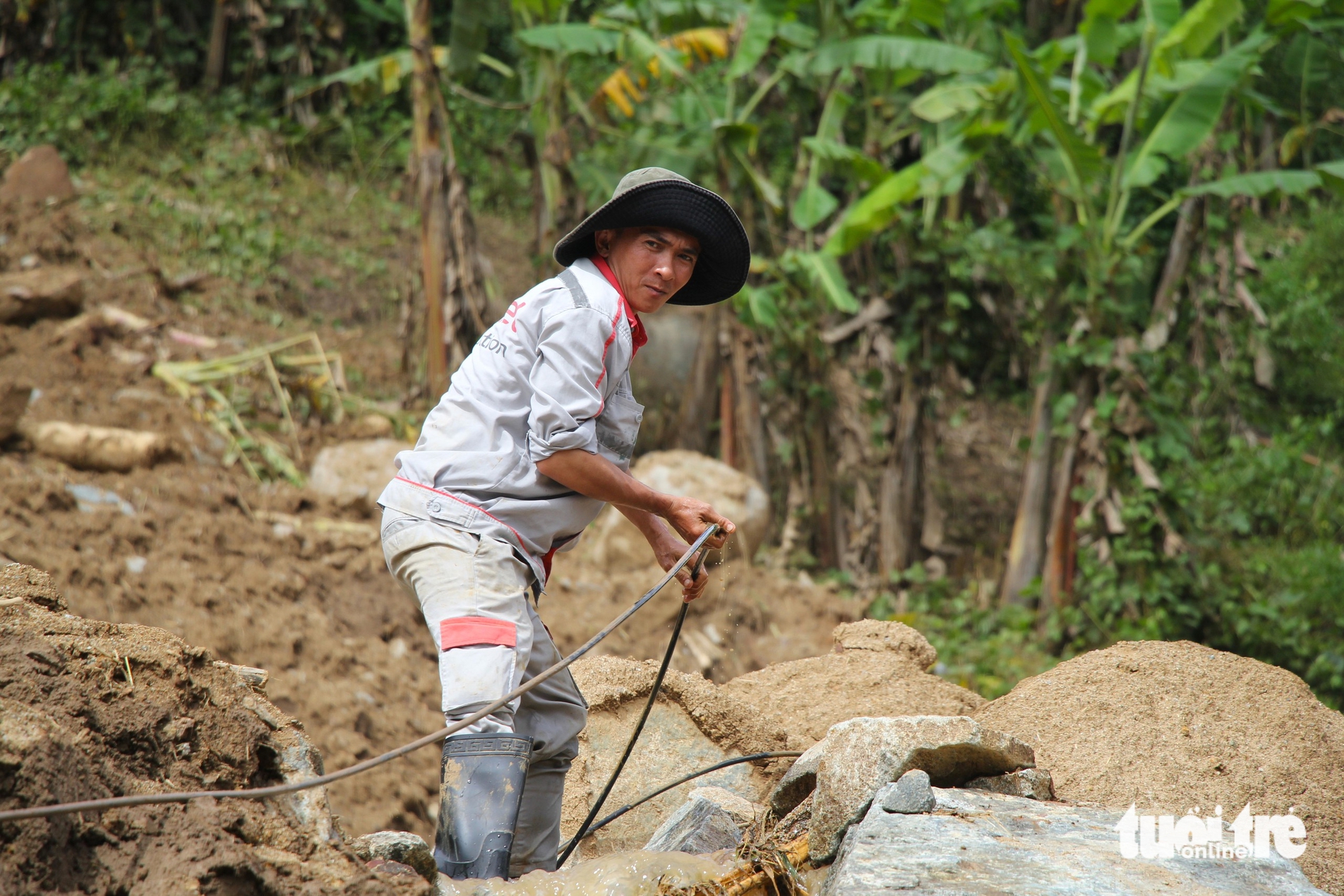 庆和省一村庄因山体滑坡被隔离多日，需徒步背运食品补给