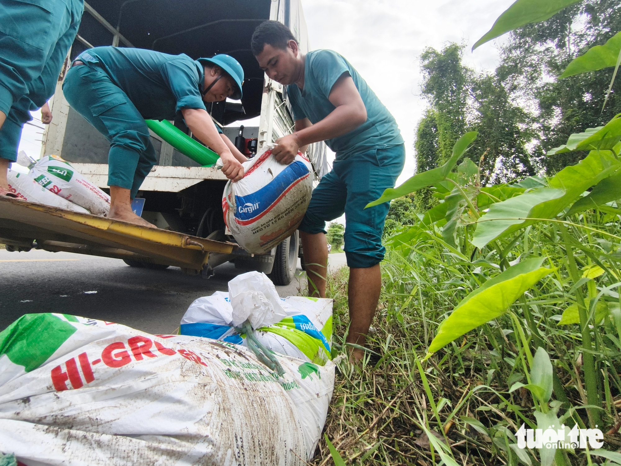 胡志明市巴点乡紧急在邓功炳路筑沙袋阻挡潮汐