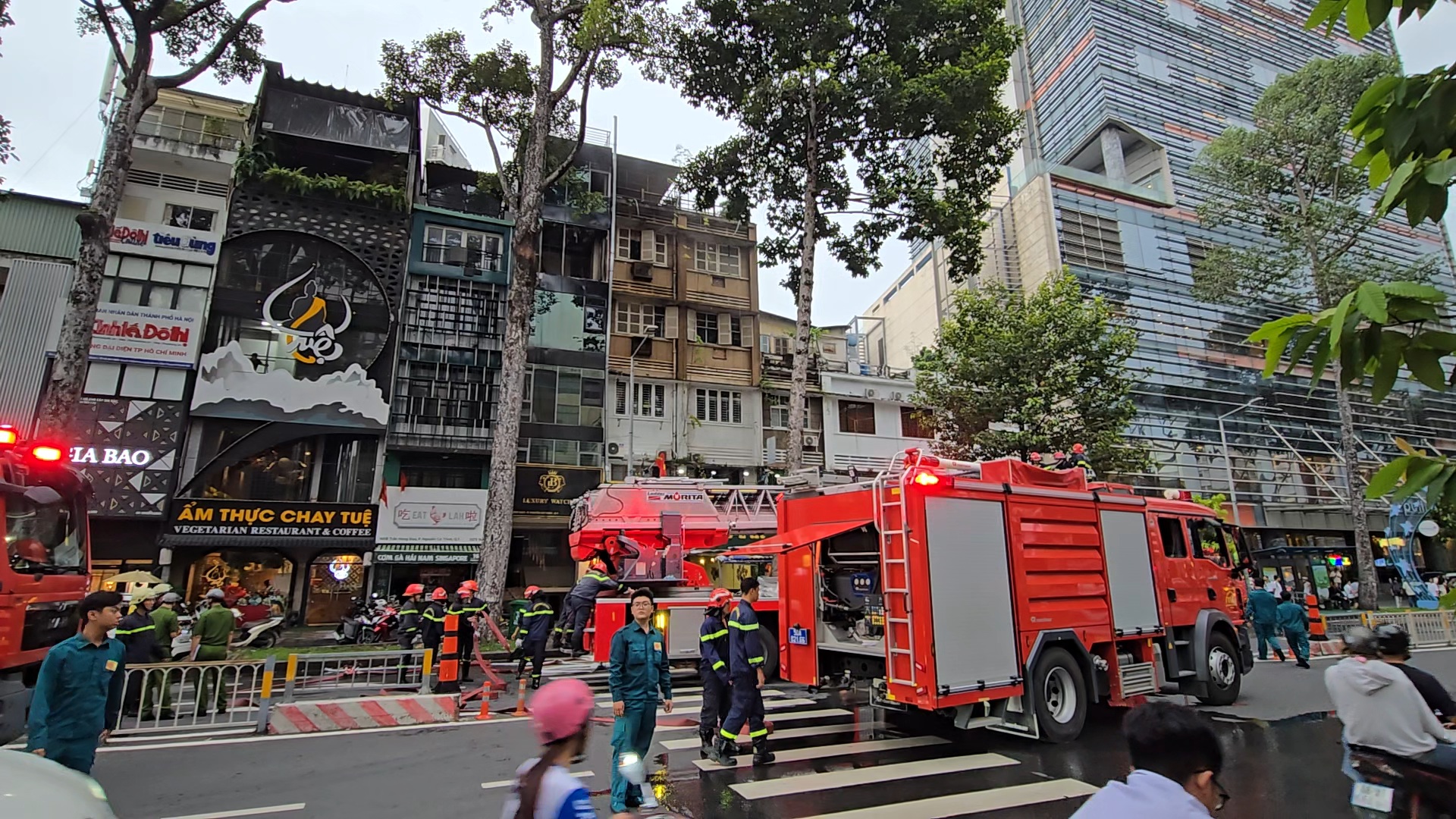 陈兴道街一栋大楼四层发生火灾，警方迅速扑灭