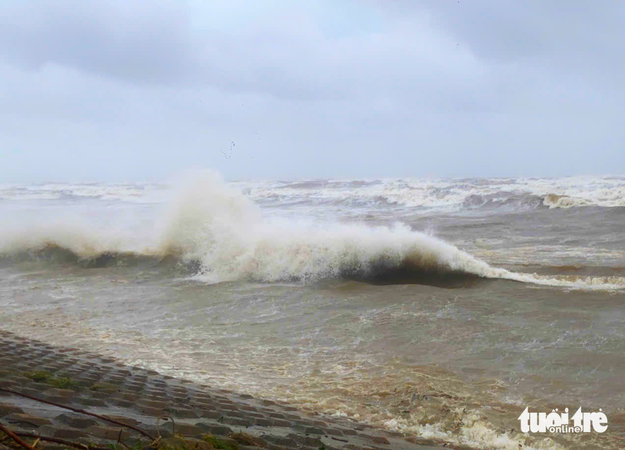 台风Bualoi登陆前海浪汹涌，一些人仍去海边观赏