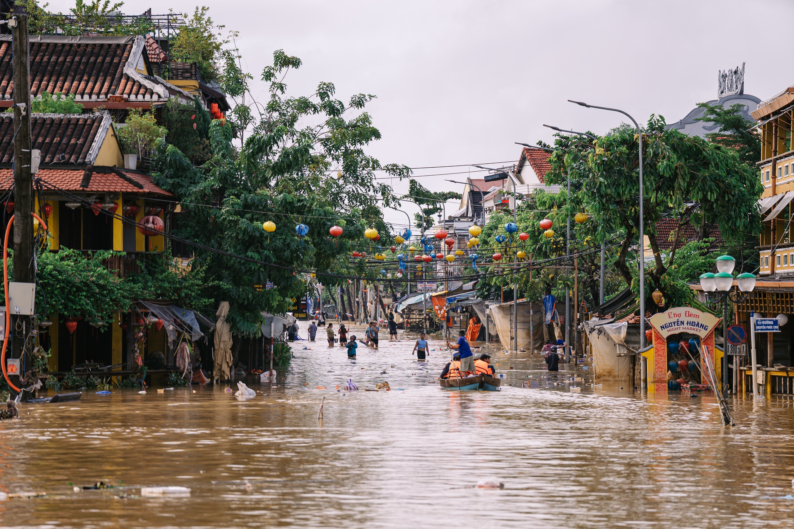 会安居民用油漆标记新洪水记录，自1964年辰年大灾难以来