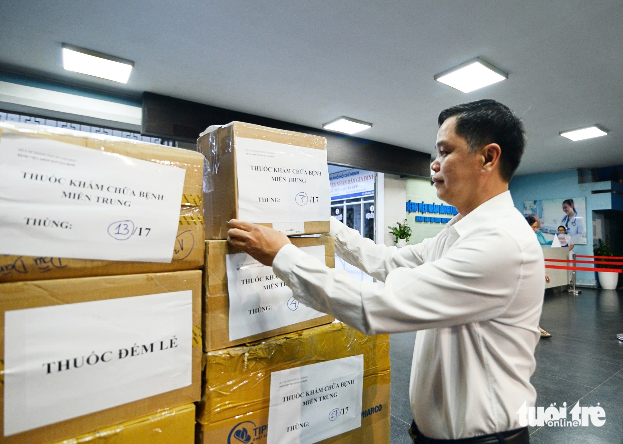 100名胡志明市医生携带药品和医疗设备出发支援得乐省