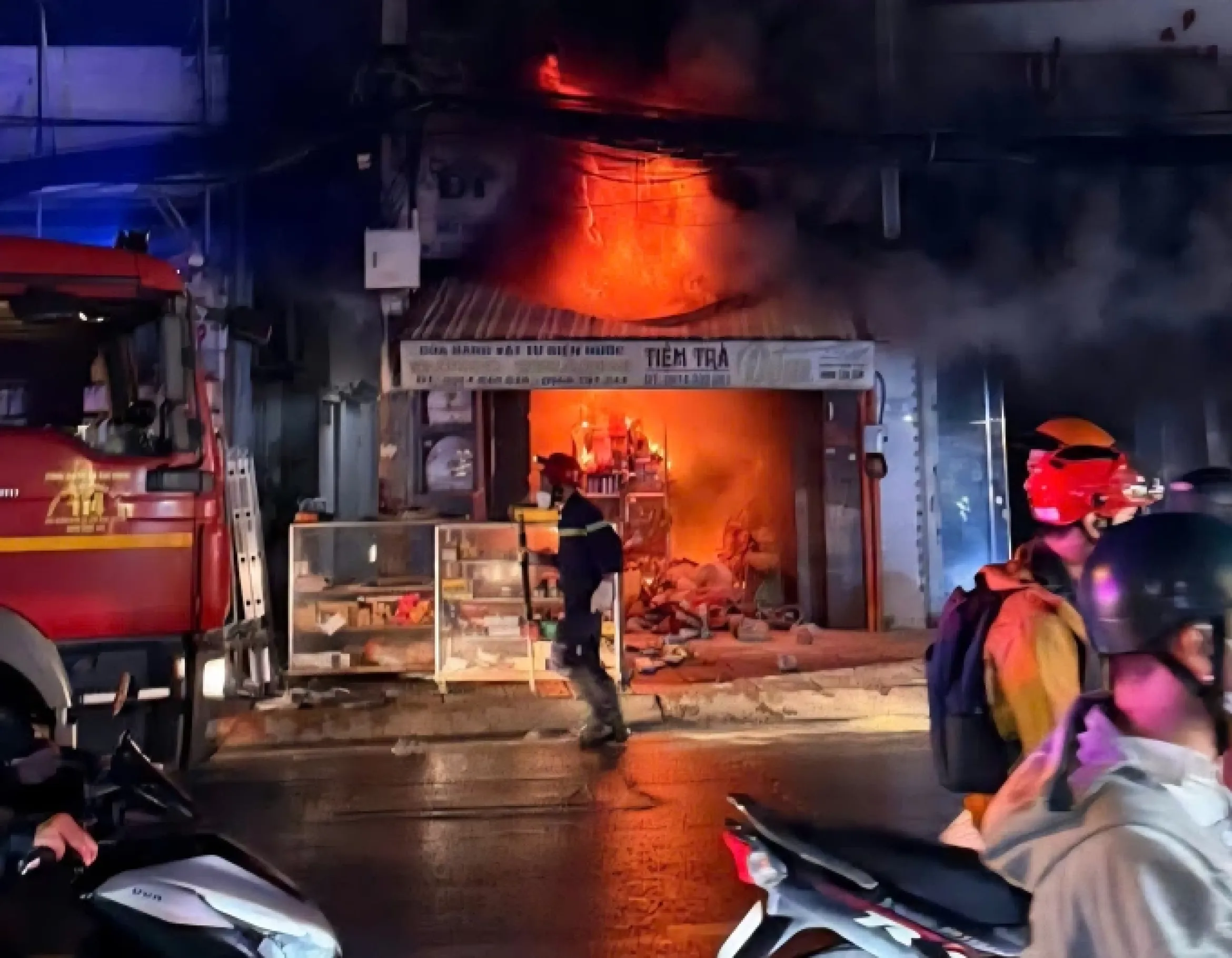 胡志明市两家商店发生大火