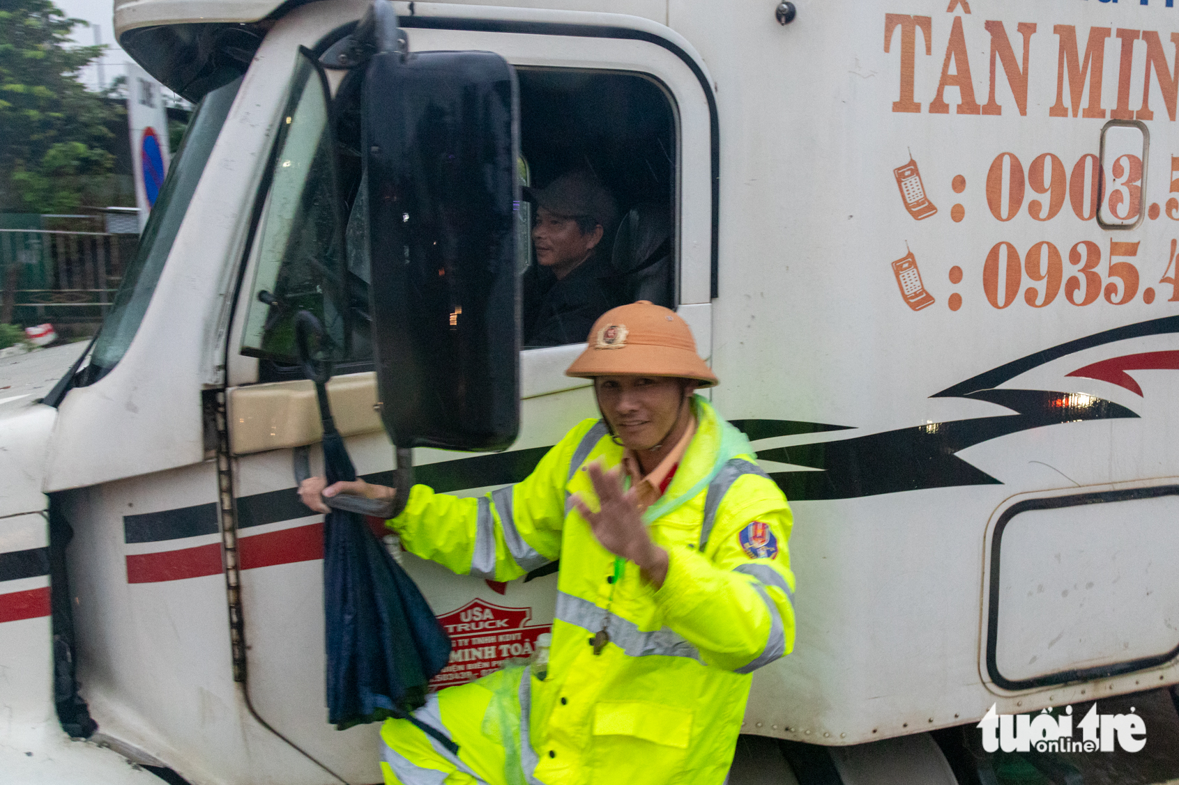 顺化市洪水：国道1号路积水深达65厘米，卡车排长队数公里通过积水点