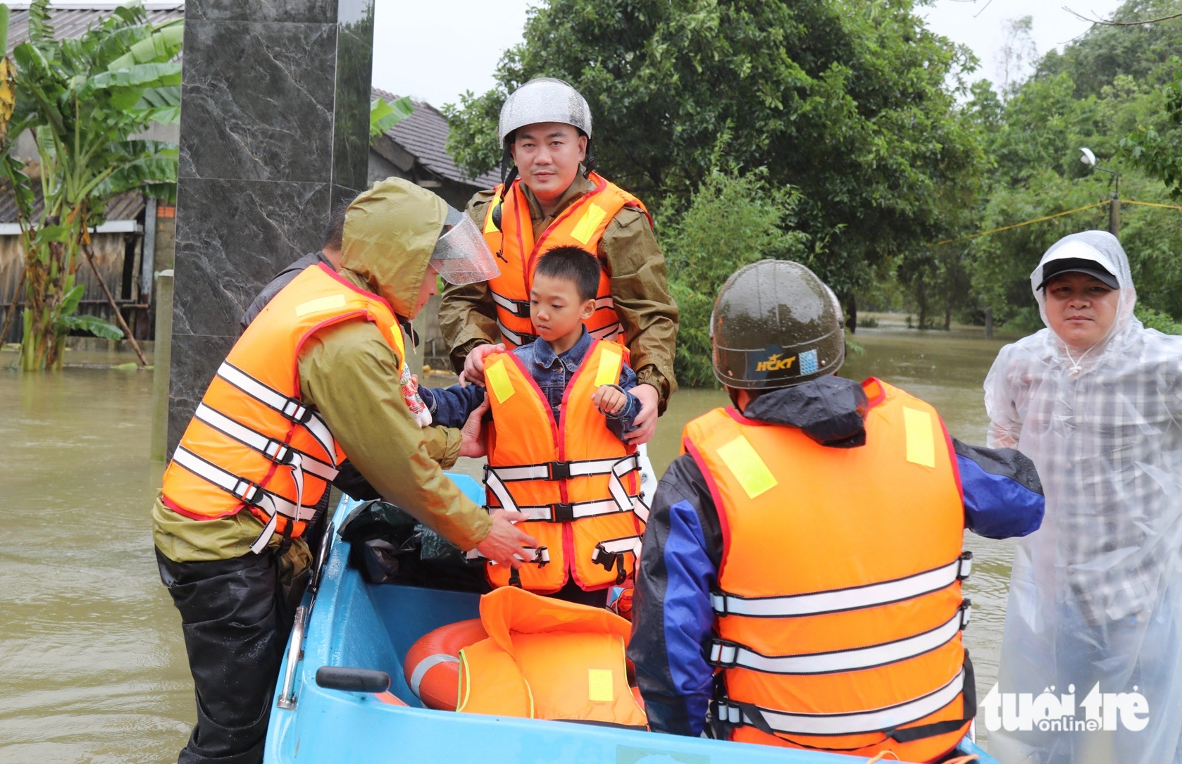顺化洪涝区生活混乱，勉强维持生计