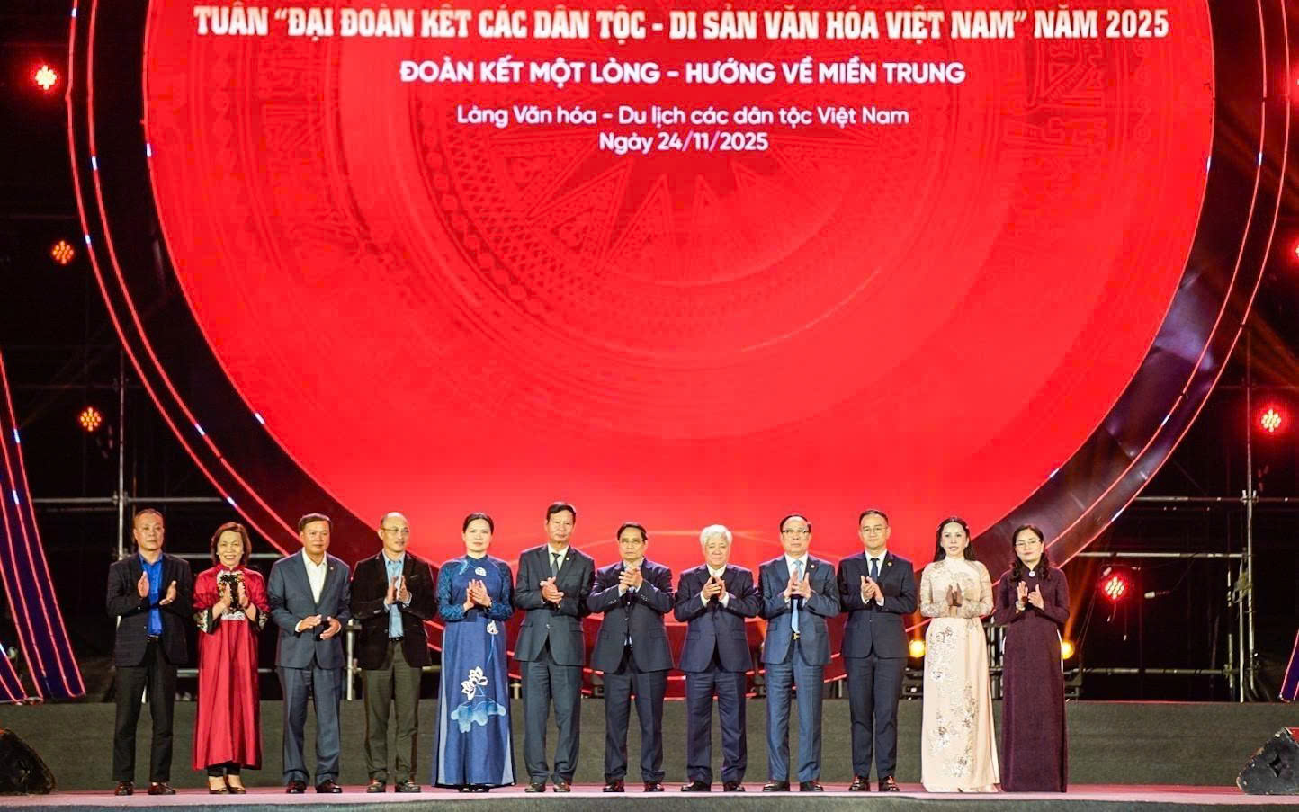 越南民族团结周开幕式当晚为中部同胞筹集超过5000亿越南盾