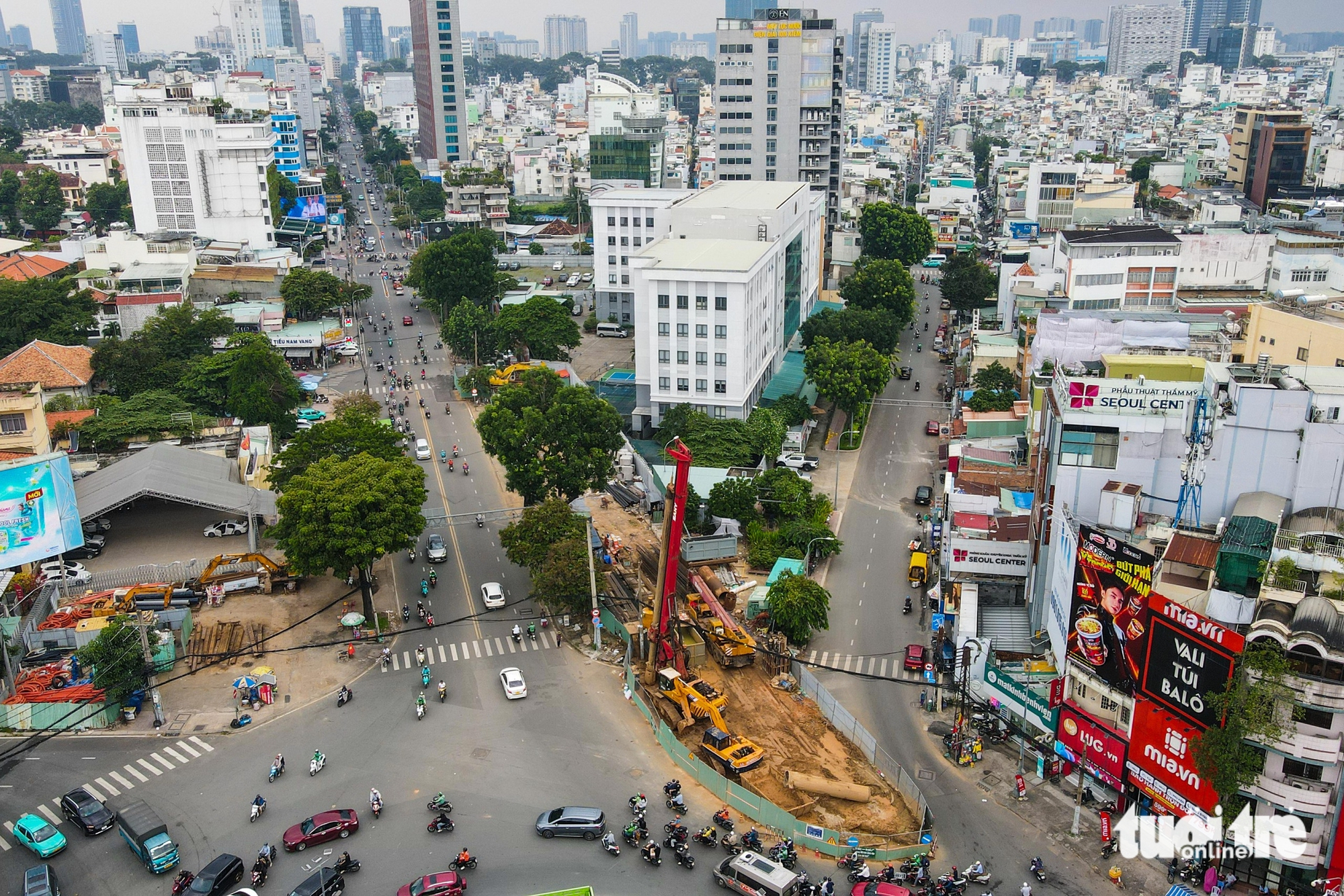 胡志明市缩小民主广场环岛以施工地铁2号线