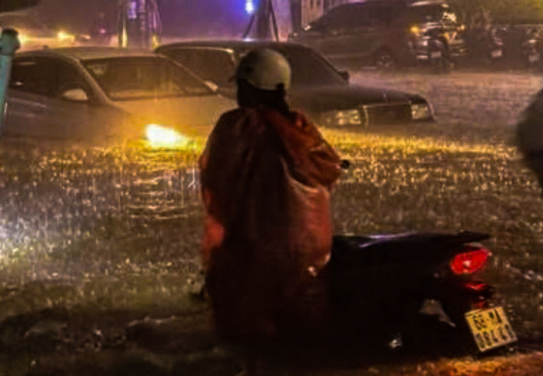 大雨持续4小时导致富国岛多条道路局部积水，车辆熄火遍地