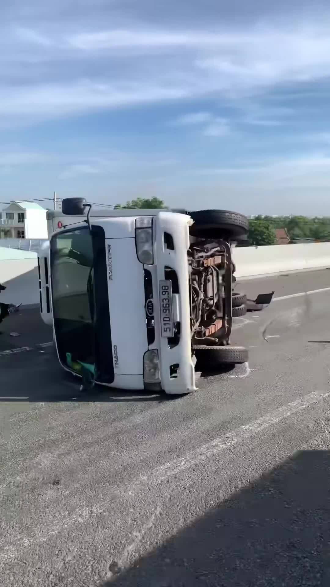 救护车在忠良高速事故后变形