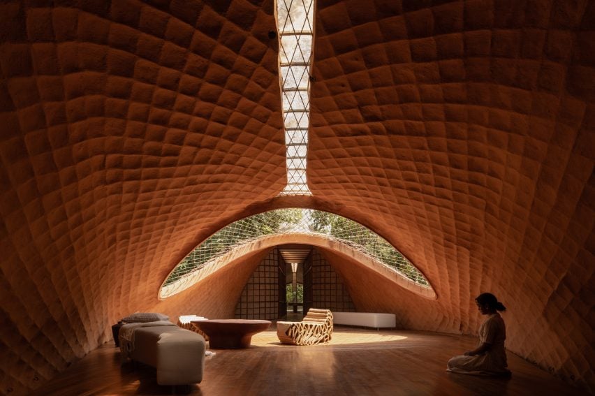 跨越水沟的桥梁房屋，带有奇特泥草制成的'穿山甲鳞片'