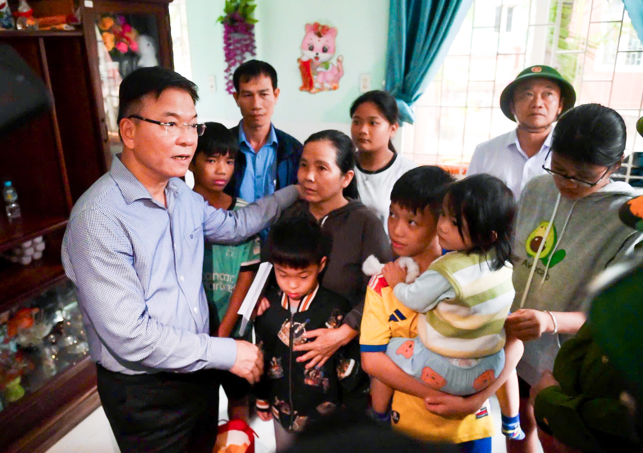 副总理黎成隆探访嘉莱省洪水区居民