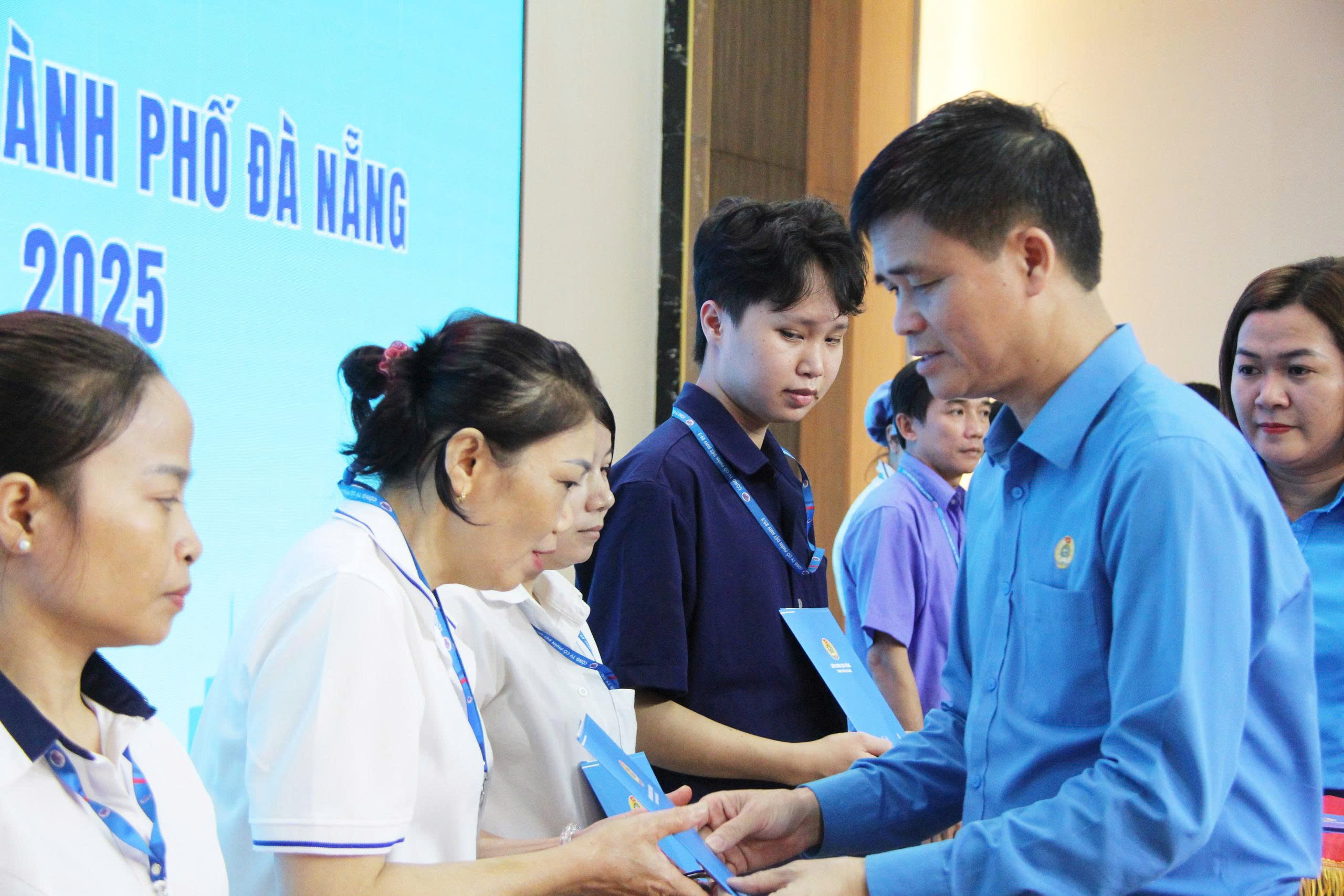 越南总工会与《青年报》向岘港工人提供10亿越南盾洪水后援助