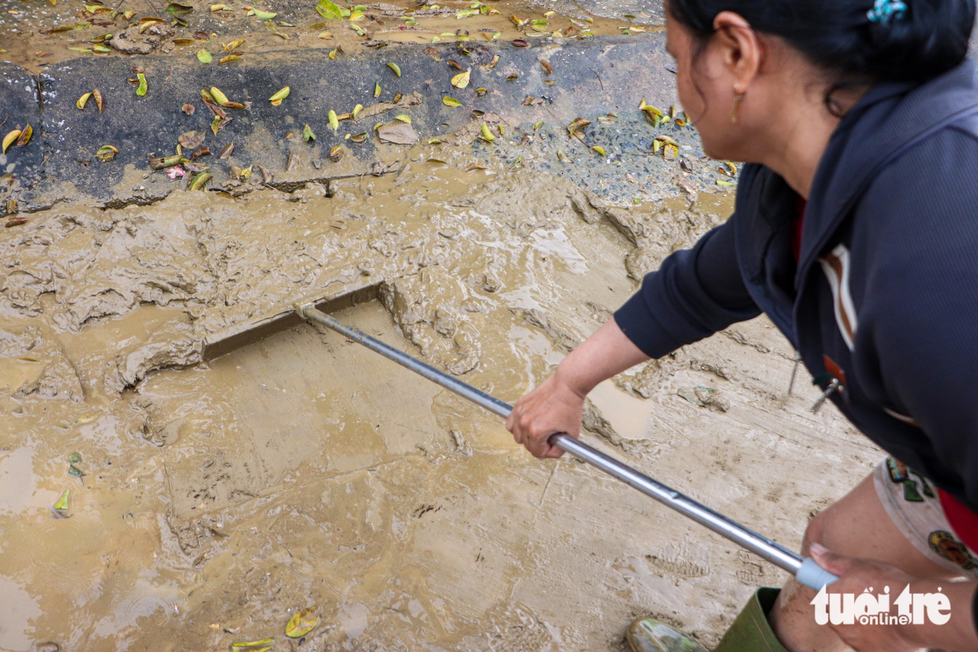 洪水过后两天，岘港小商贩仍在弯腰清淤，因巨大损失而茫然