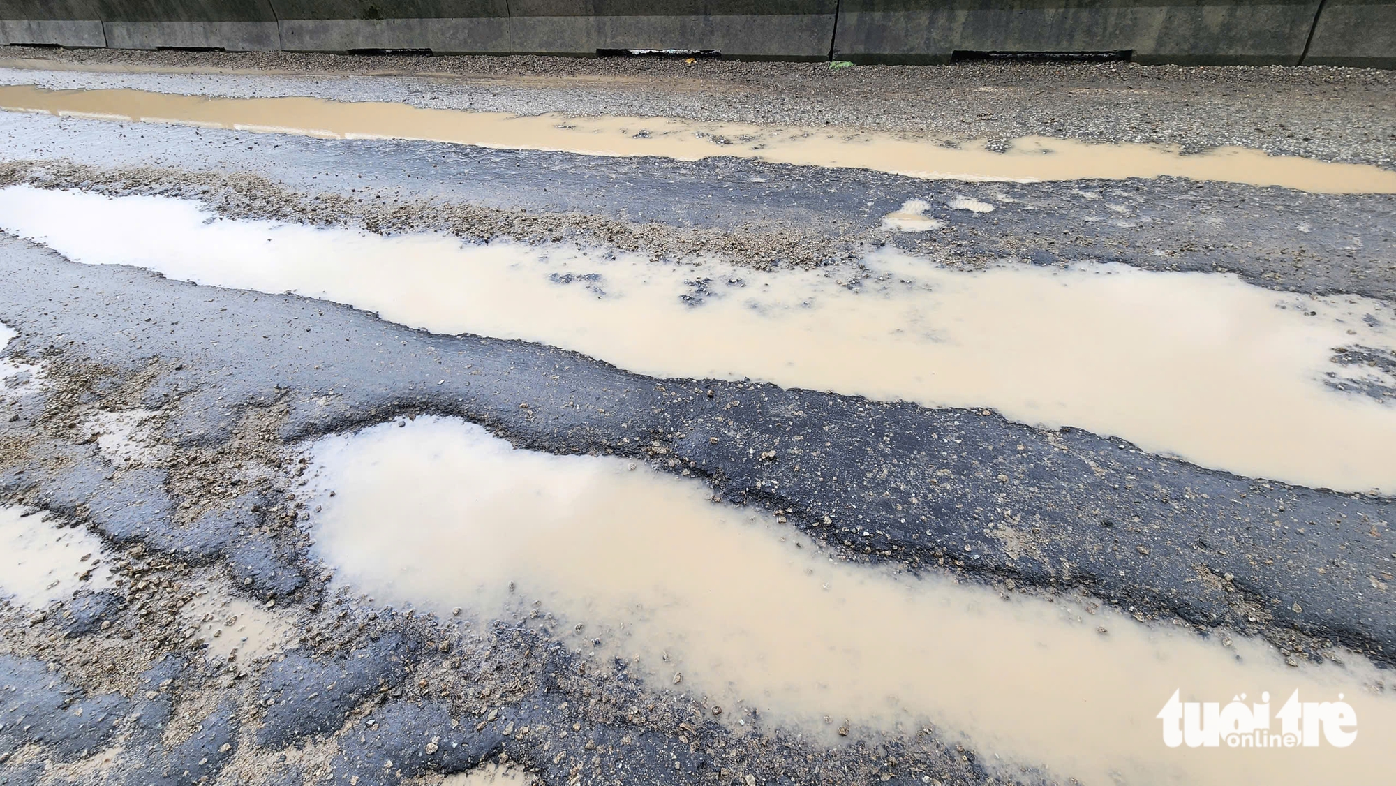 经过顺化的国道1号在暴雨后布满坑洼