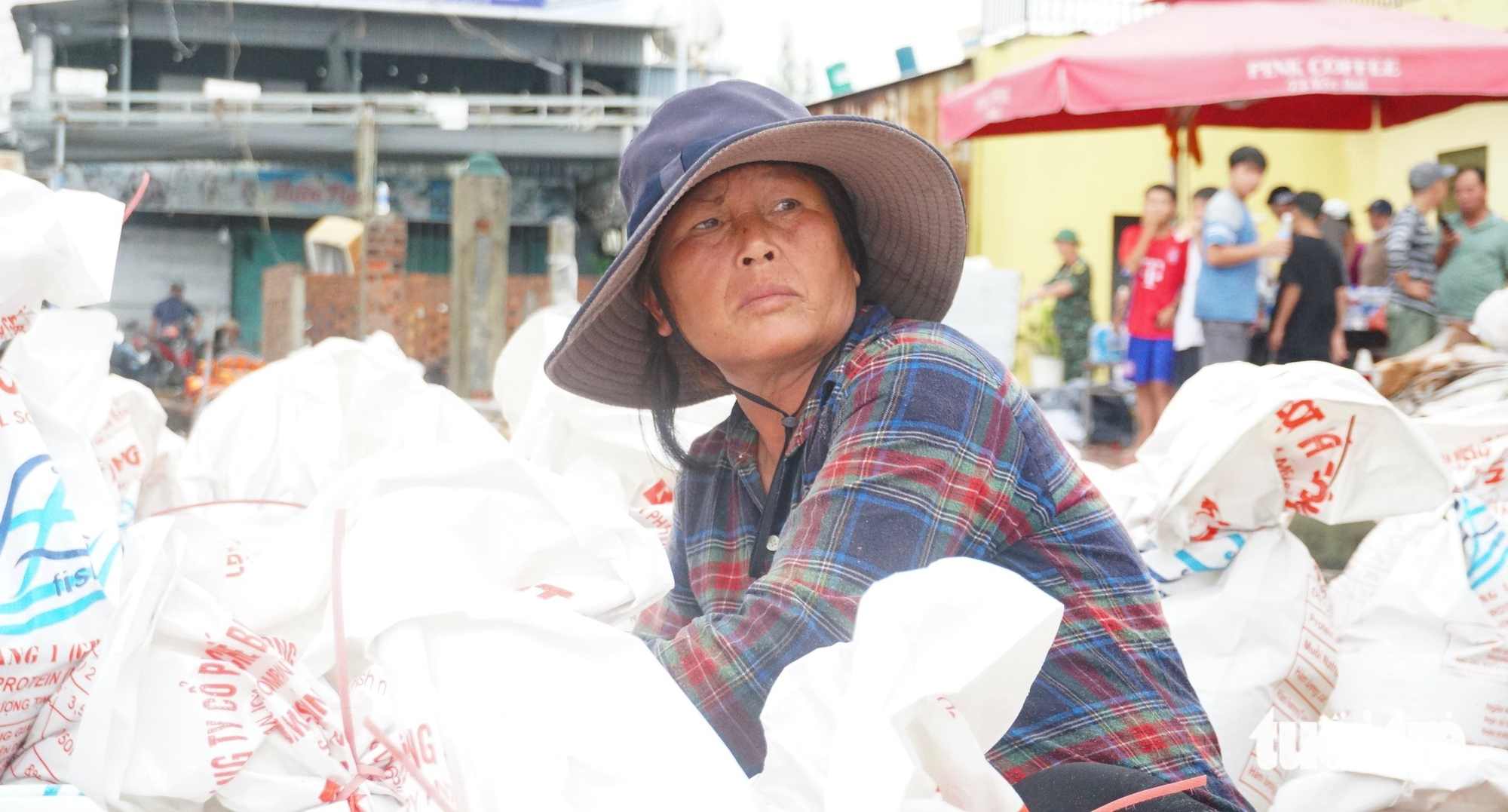 在岘港海口连续五天五夜保卫每一寸土地，抵御凶猛海浪