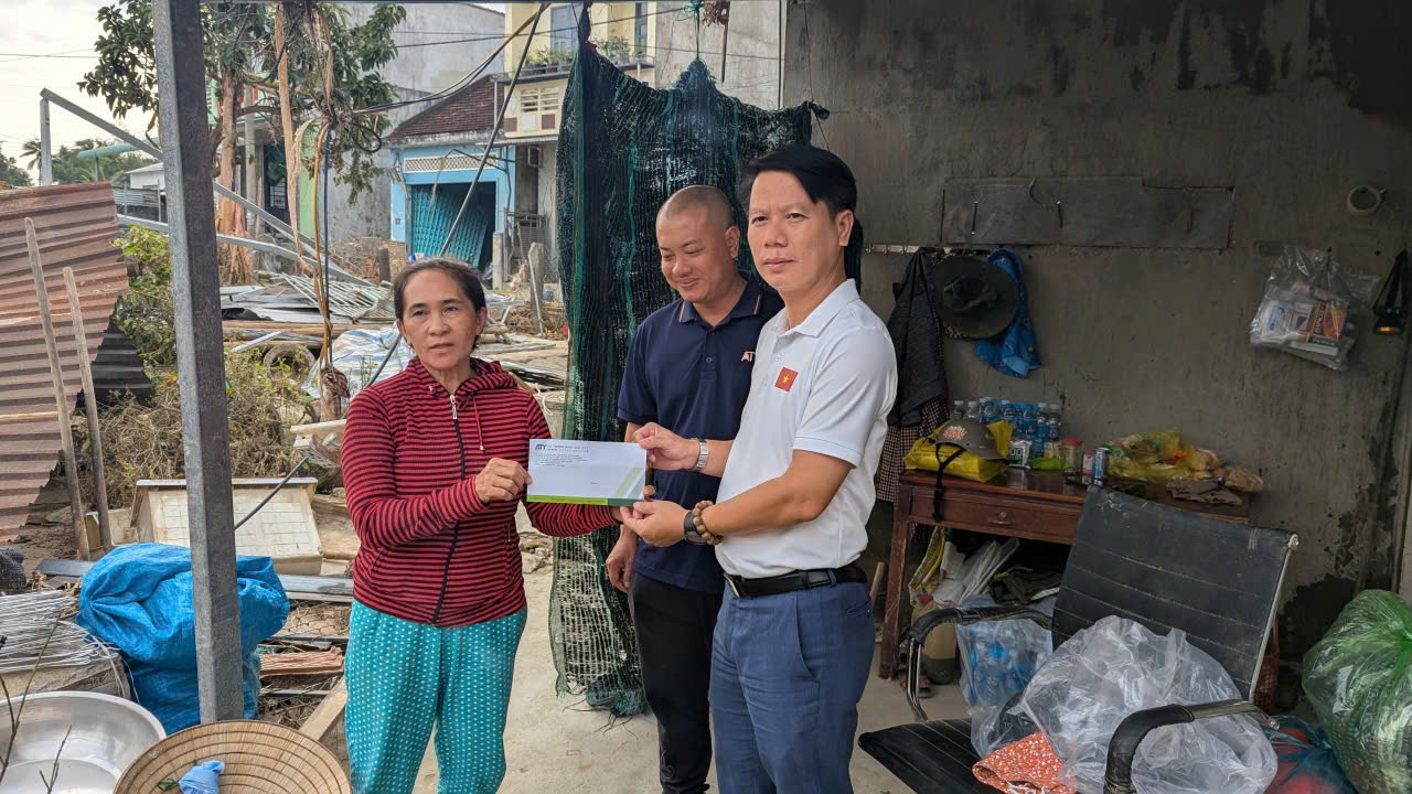 达克拉克省青年团与胡志明市ATY教育系统向洪水地区居民赠送礼物