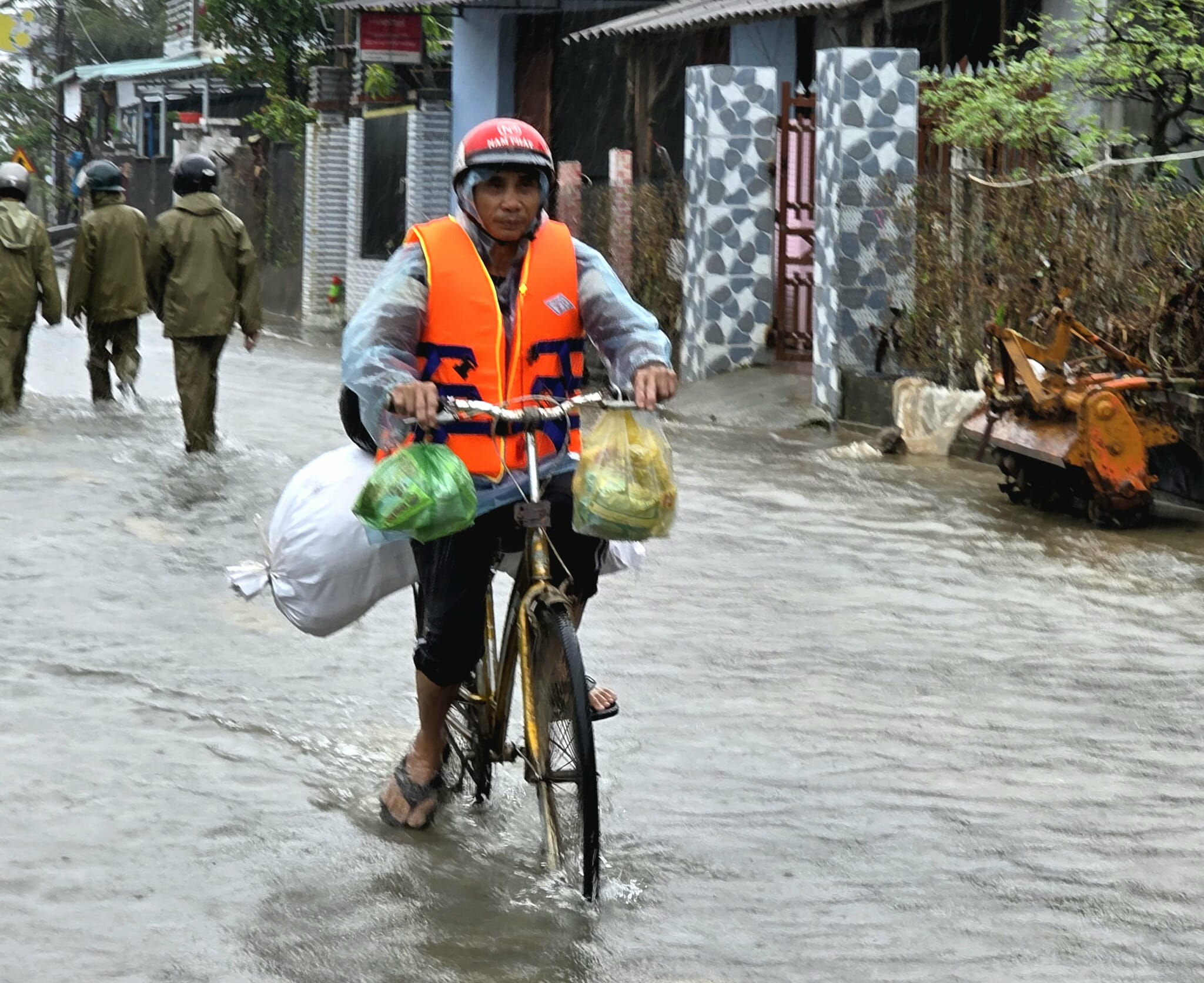 庆和省洪水逐渐退去；国道1号拥堵20公里