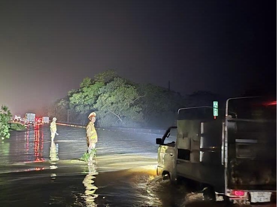 河内-太原高速公路积水近半米深，3号国道多处无法通行