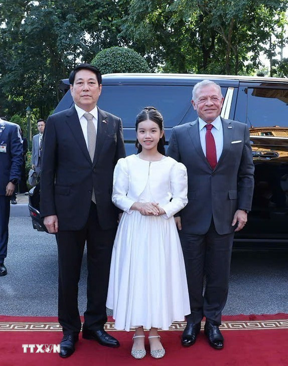 国家主席梁强迎接并与约旦国王举行会谈