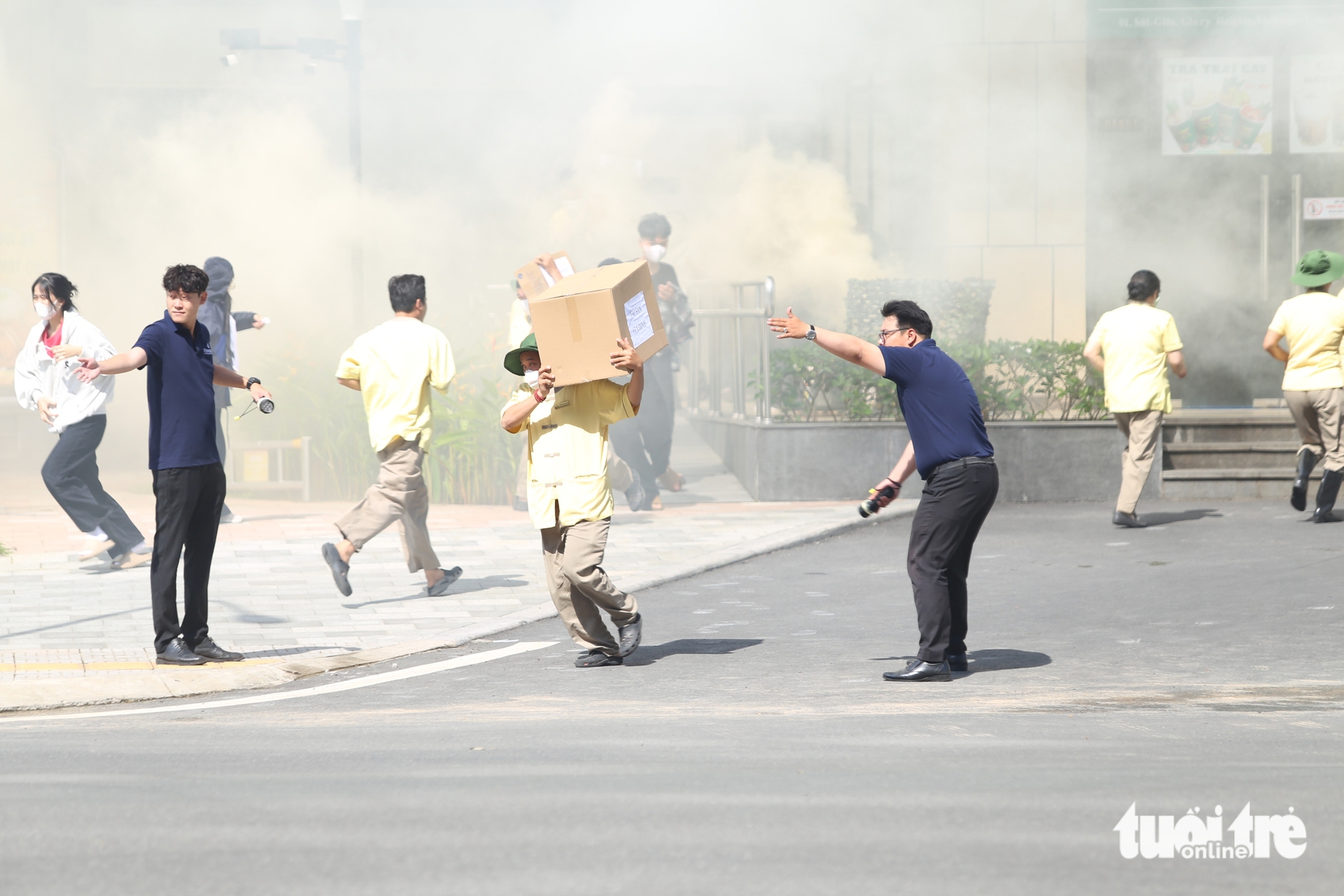 超过3000人在公寓楼进行消防和救援演练