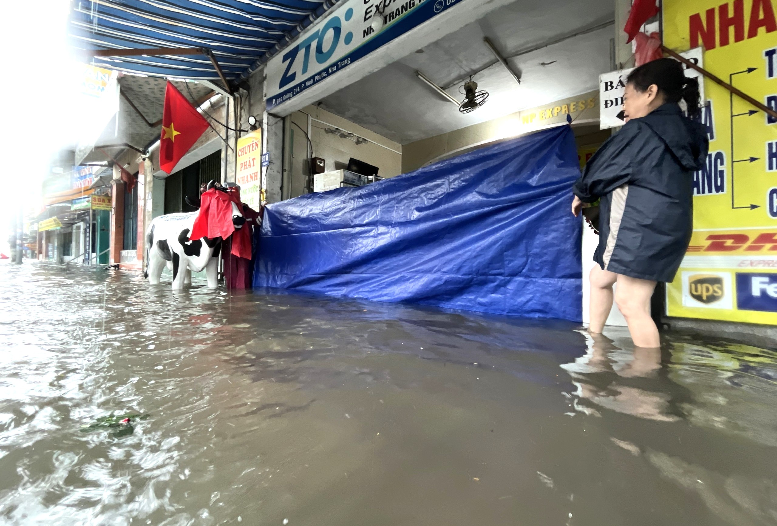 大雨，洪水涌入芽庄北部的民居