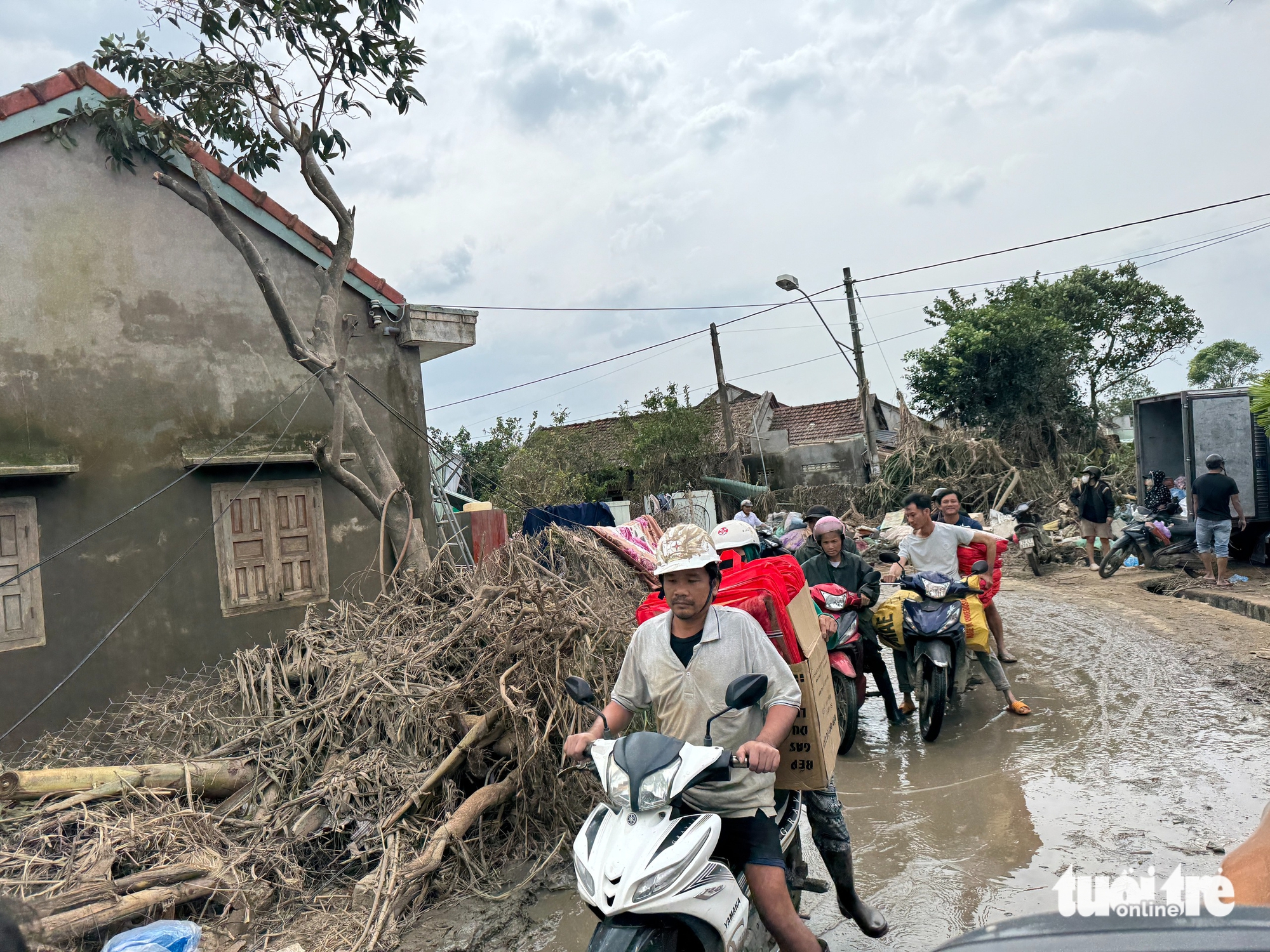 巴河洪水泛滥，白田村一片狼藉