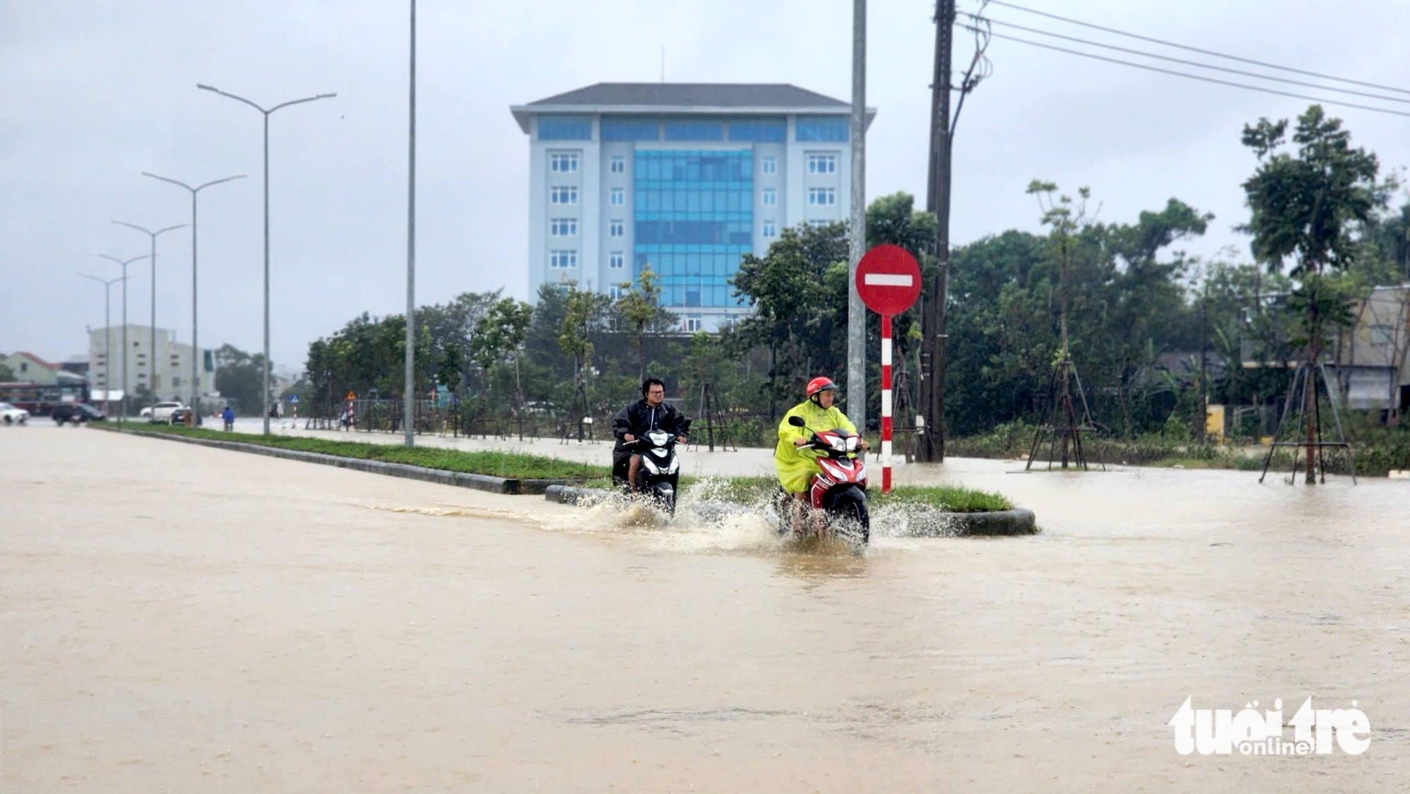顺化多条街道因大雨和河水上涨再次被淹，预计今晚还有降雨
