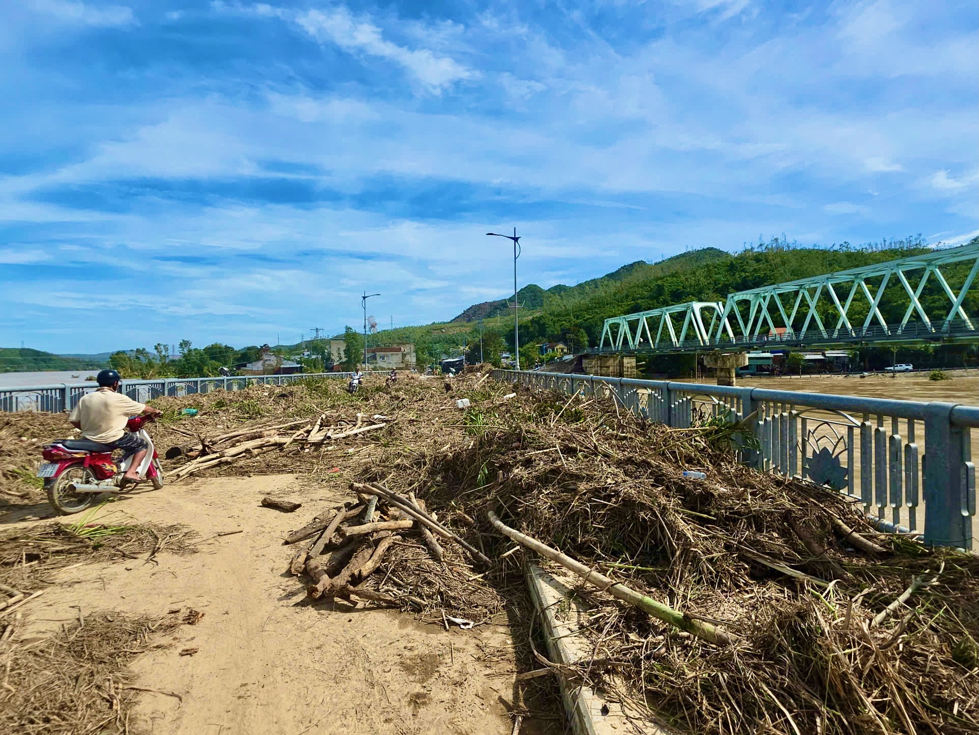 风暴过后天气晴朗，达克拉克东部多地仍被洪水淹没