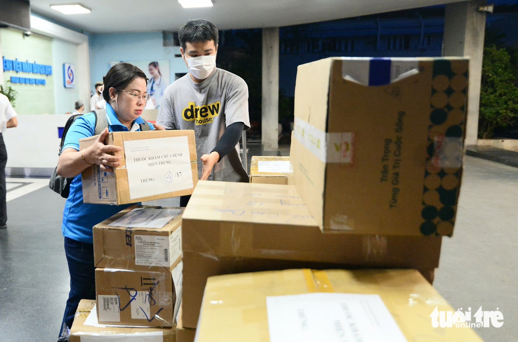 100名胡志明市医生携带药品和医疗设备出发支援得乐省