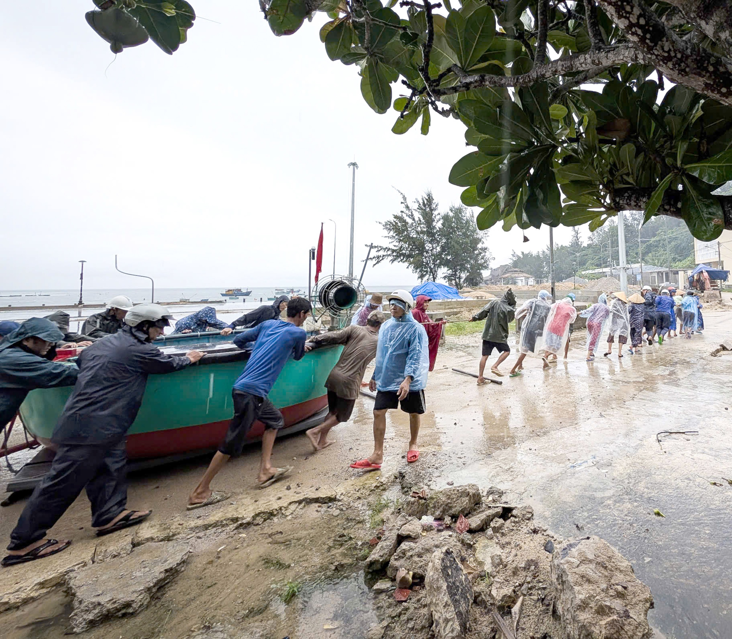 全力抗击台风Kalmaegi