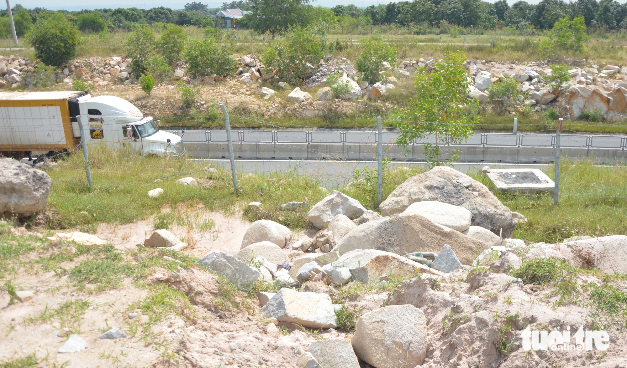 加固边坡，修建排水渠以防止永好-潘切高速公路积水