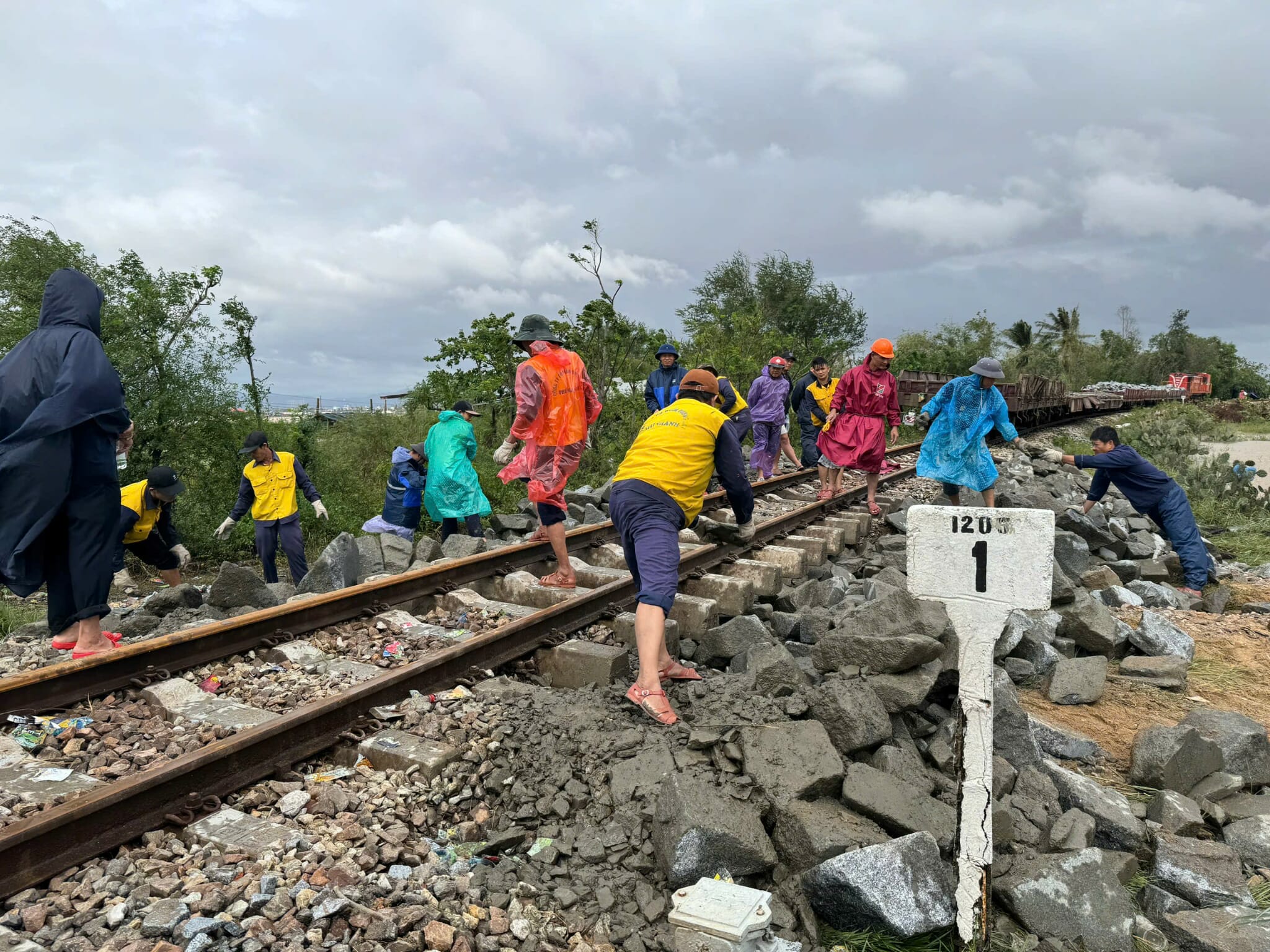 多处山体滑坡，数千居民仍被隔离