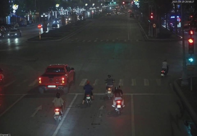 使用假车牌闯红灯被发现